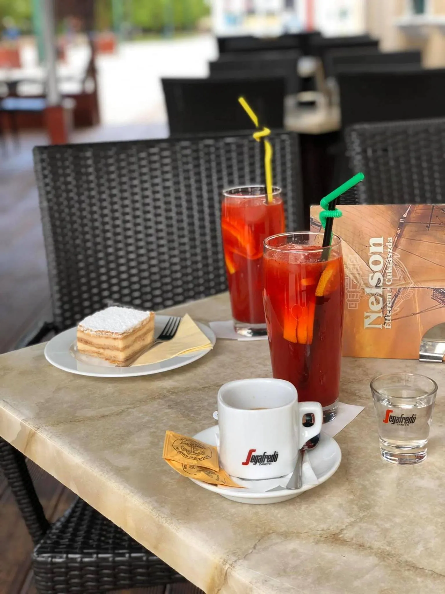 Food and drinks in Nelson Hotel