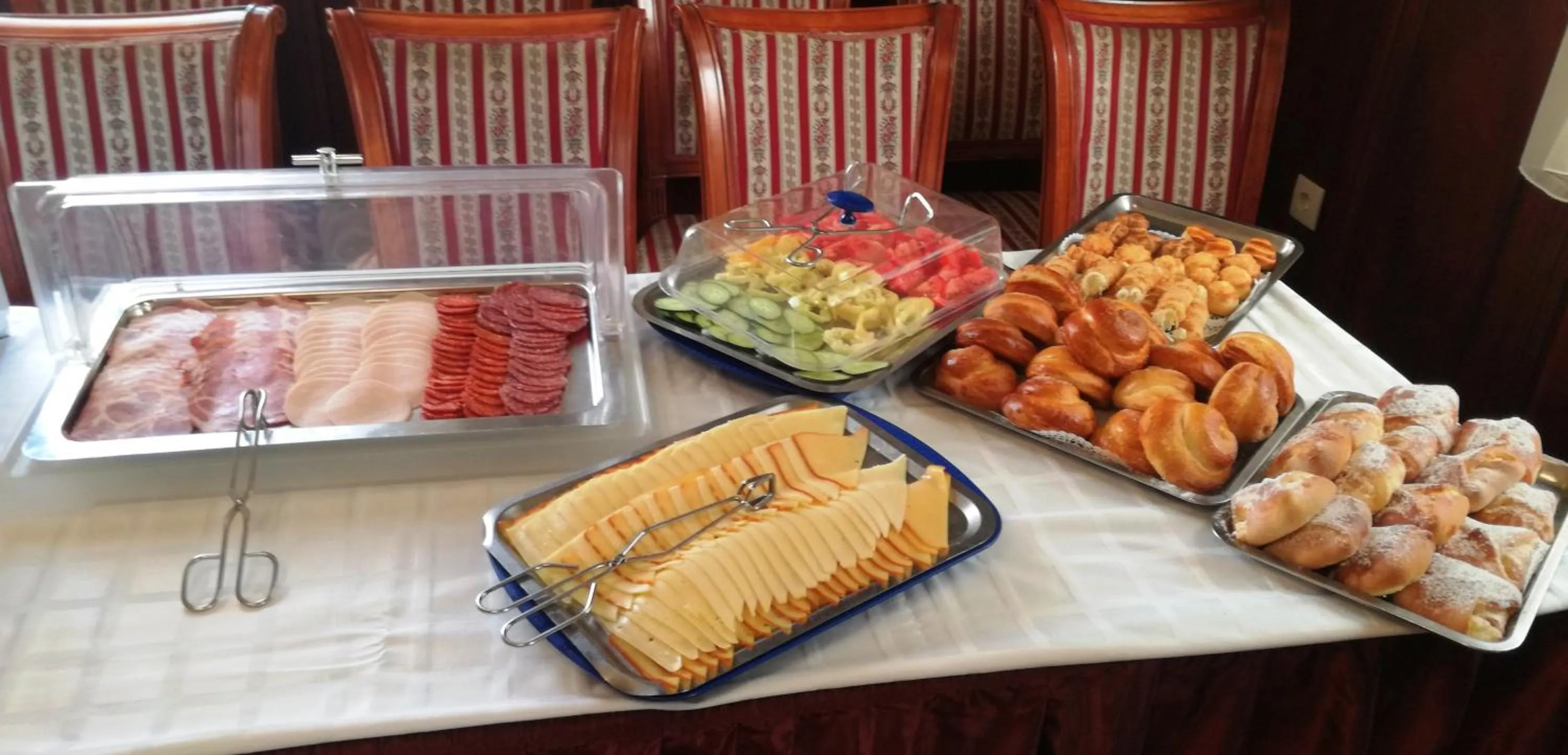 Buffet breakfast in Nelson Hotel