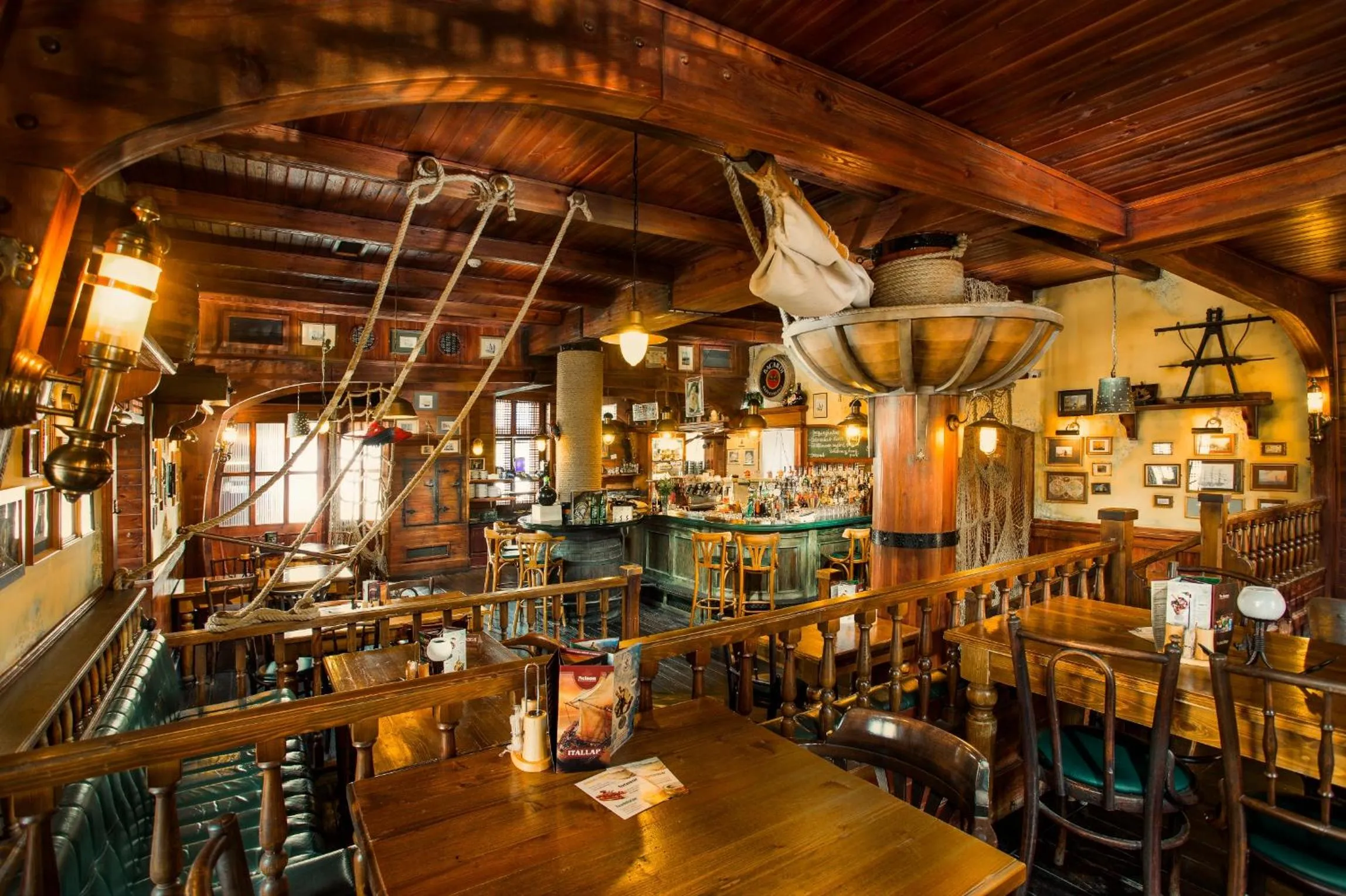 Restaurant/places to eat in Nelson Hotel