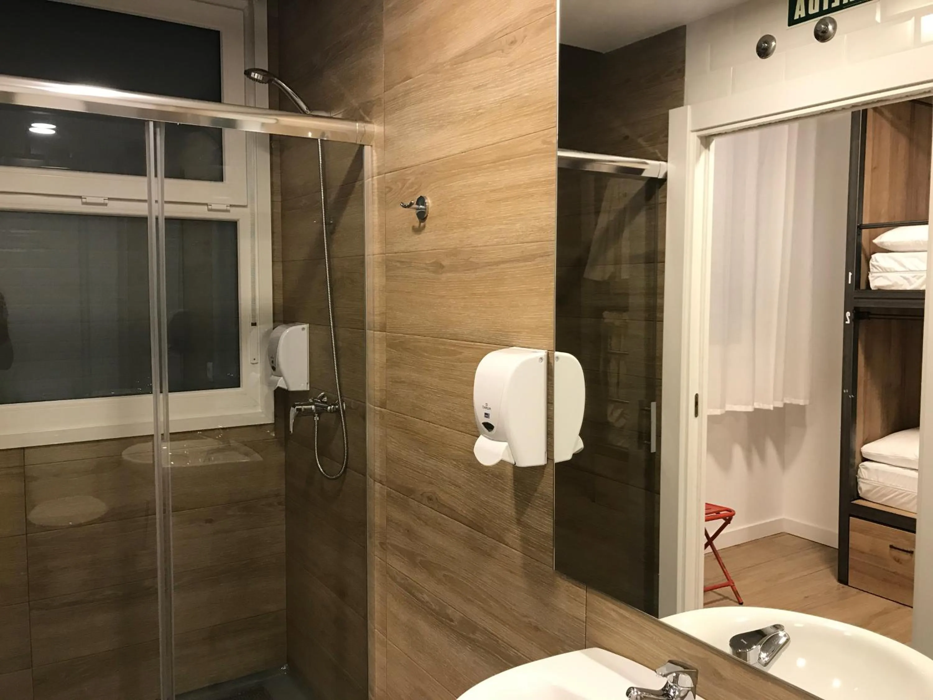 Winederful Hostel & Café