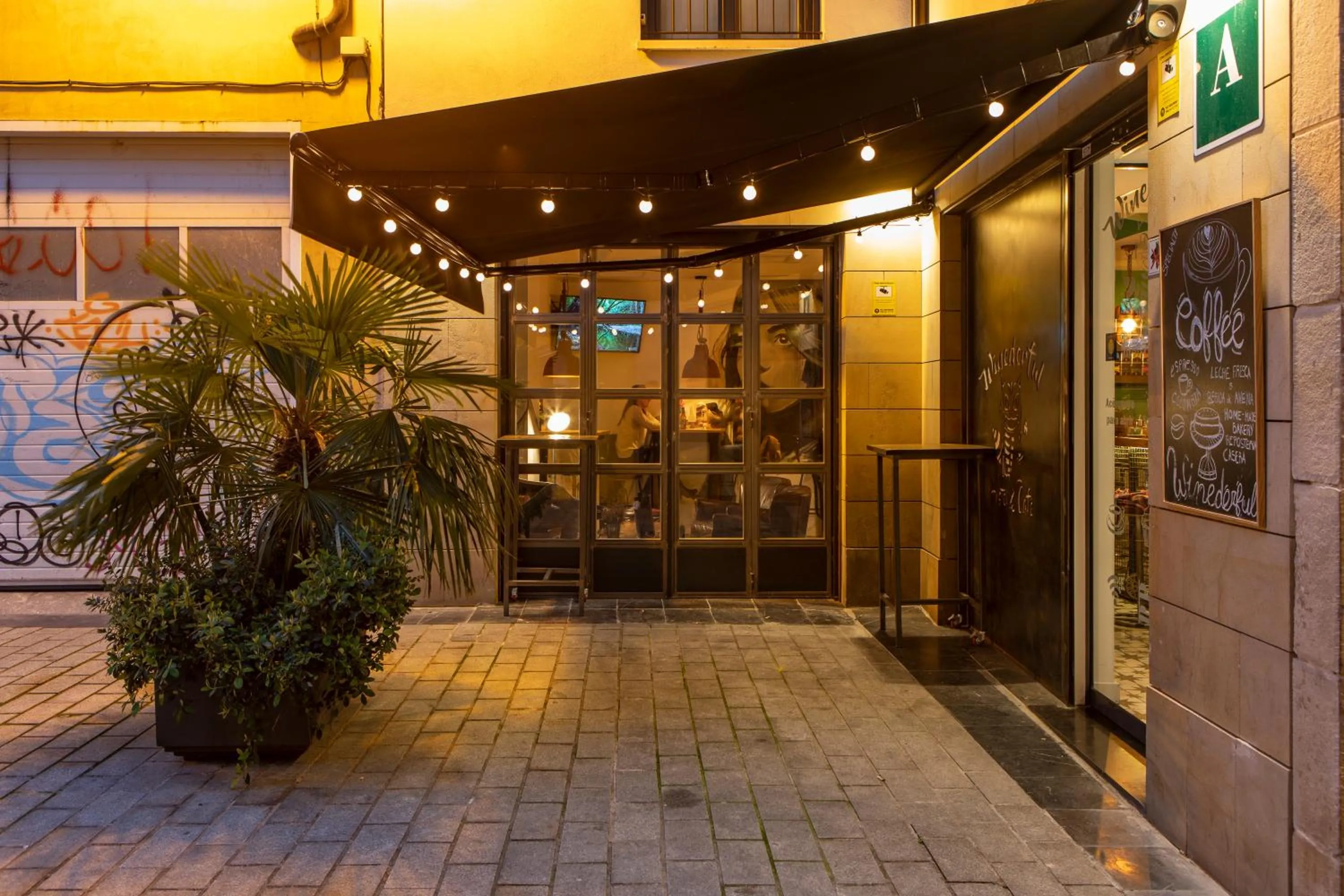 Winederful Hostel & Café