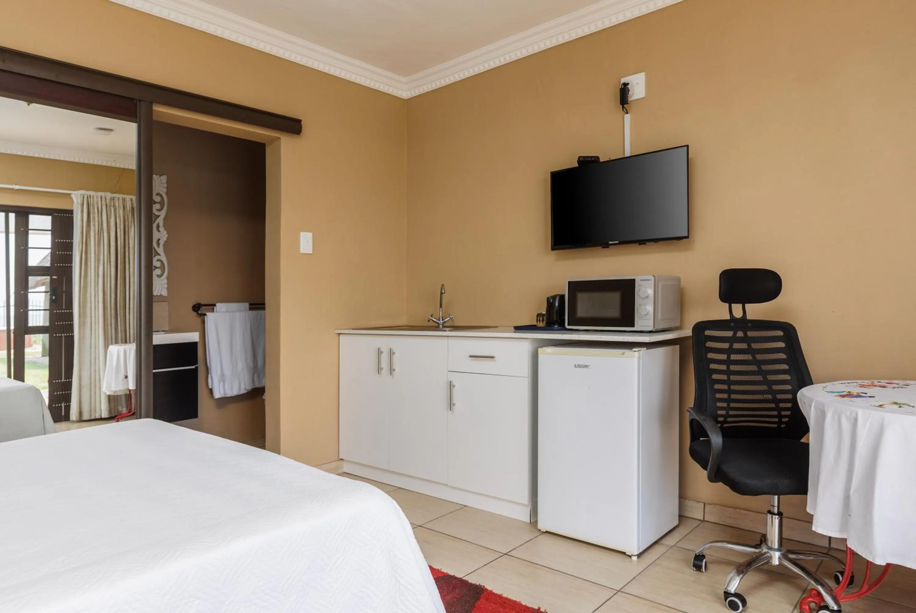 Kitchen or kitchenette, Bed in My Den Bed and Breakfast Pty Ltd