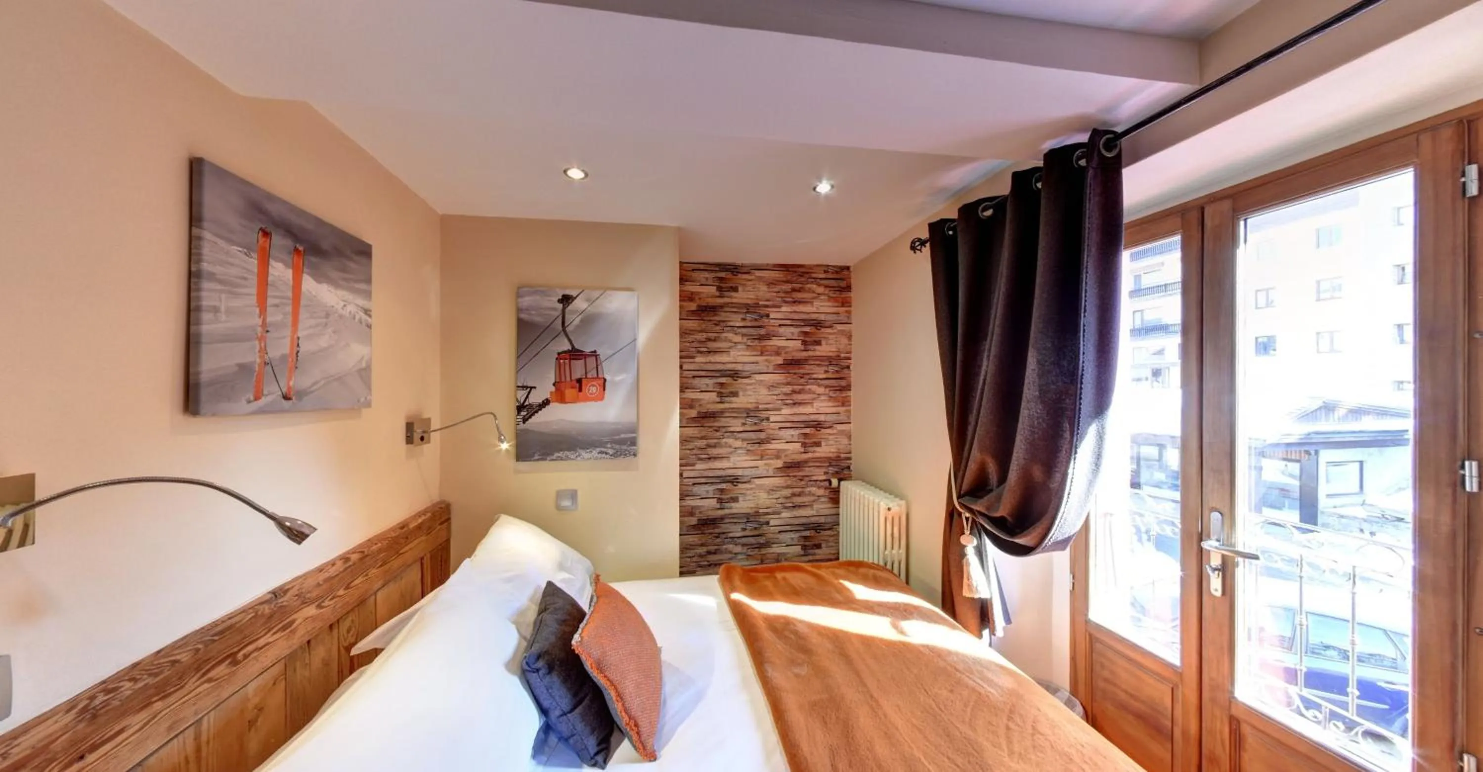 Bedroom, Bed in Hôtel Les Cimes