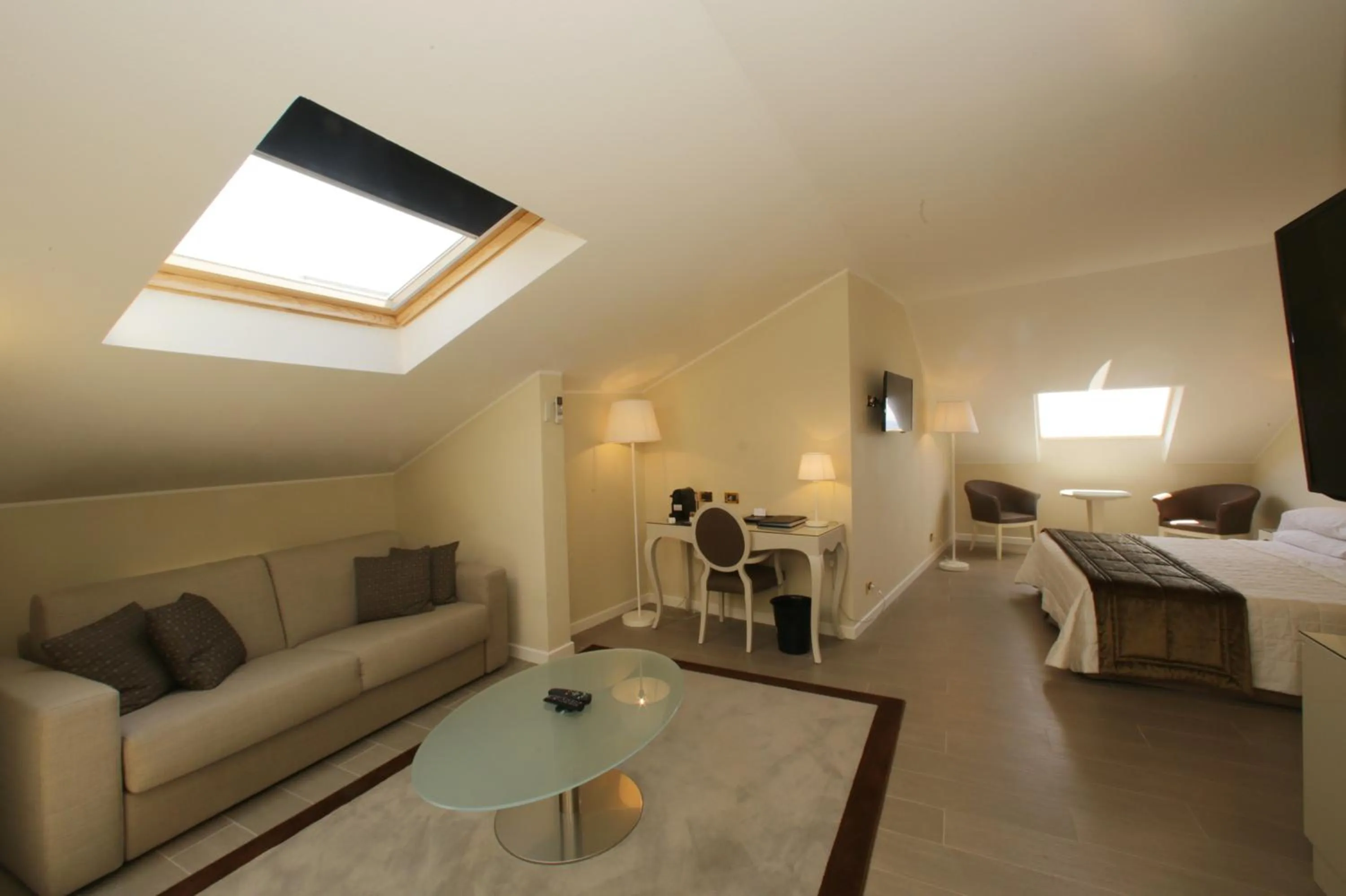 Living room, Bed in Hotel Miramare & Spa