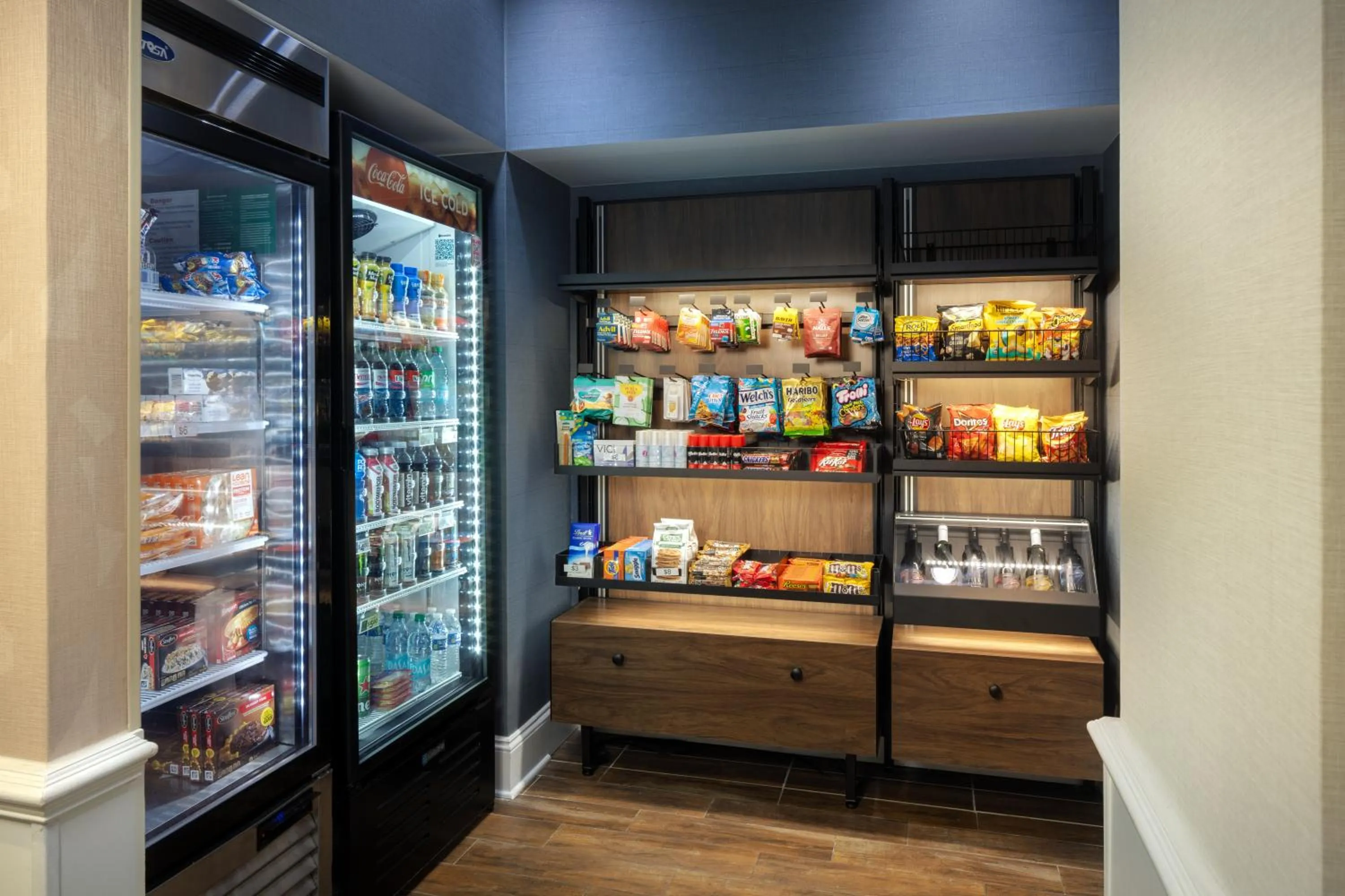 Shopping Area in Hampton Inn & Suites Jekyll Island