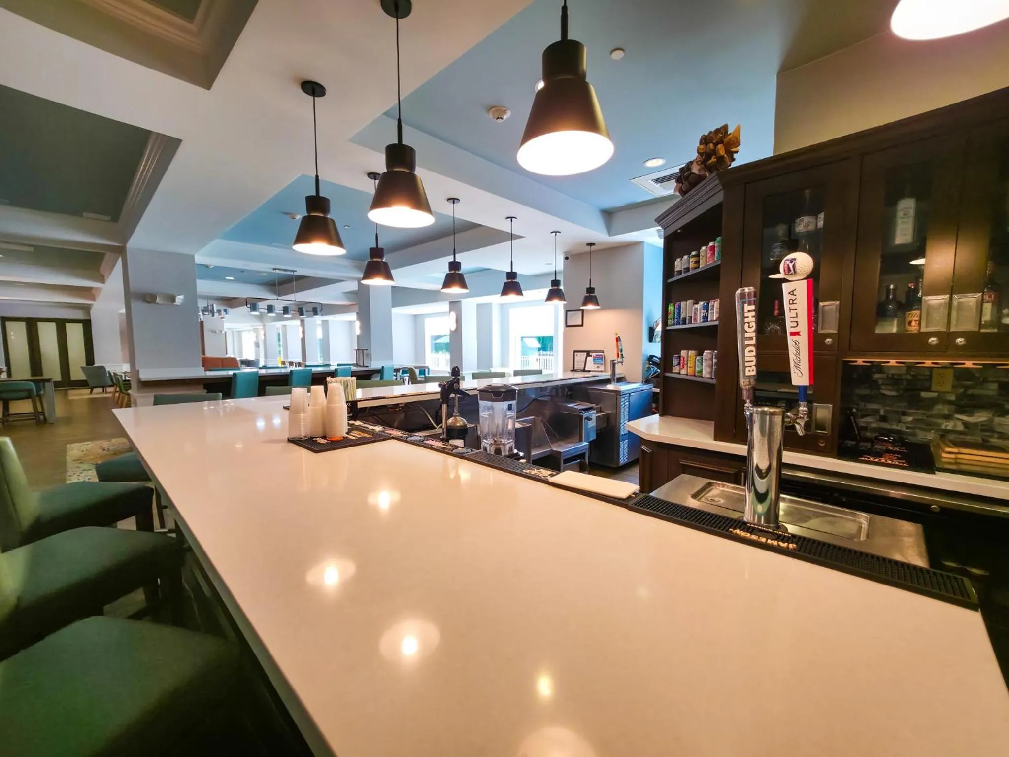 Lounge or bar in Hampton Inn & Suites Jekyll Island