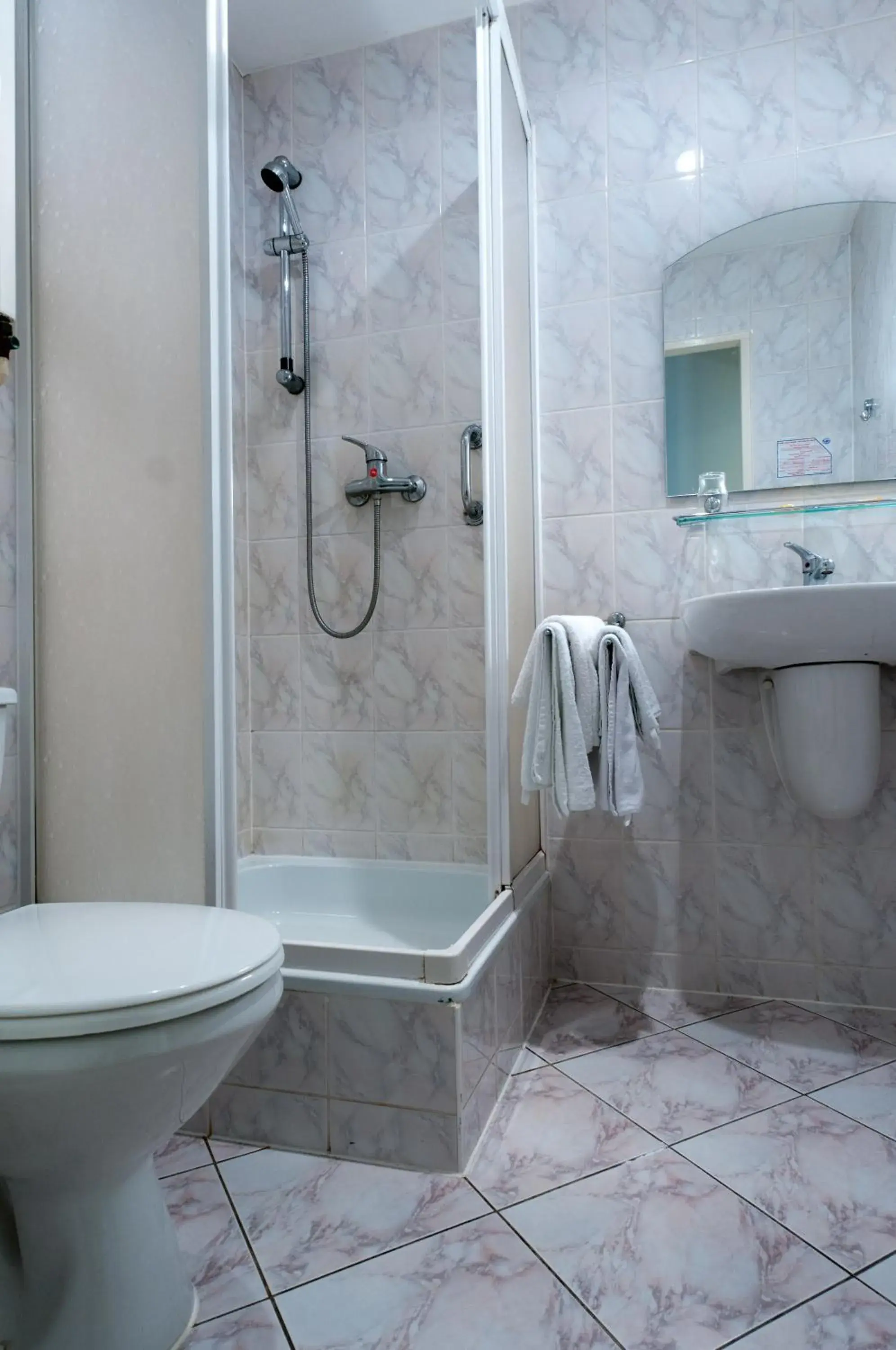 Twin Room with two separate beds with a balcony in Hotel Cieplice MEDI & SPA Twin Room with two separate beds with a balcony in Hotel Cieplice MEDI & SPA