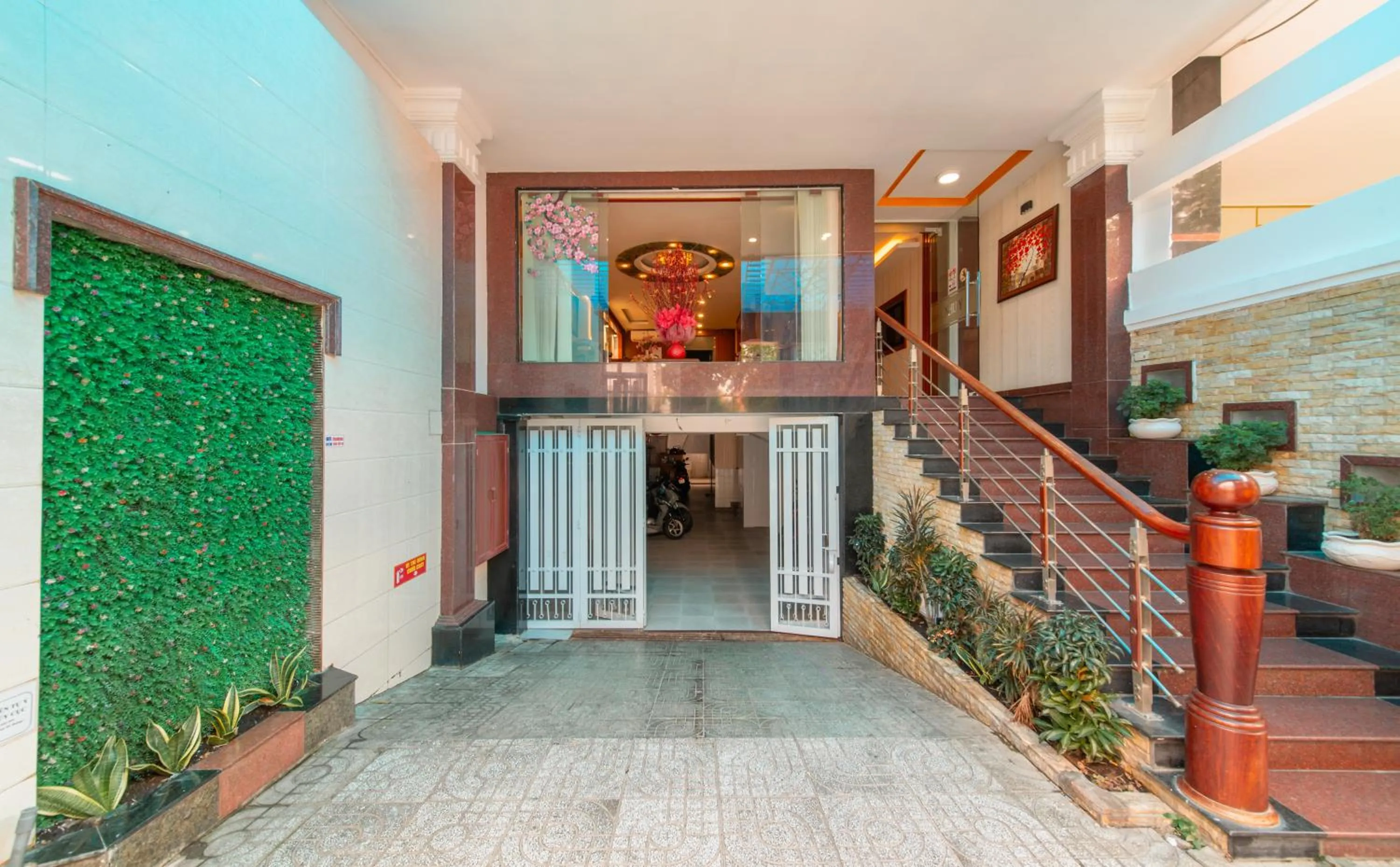 Facade/entrance in Hotel Nhu Y 2