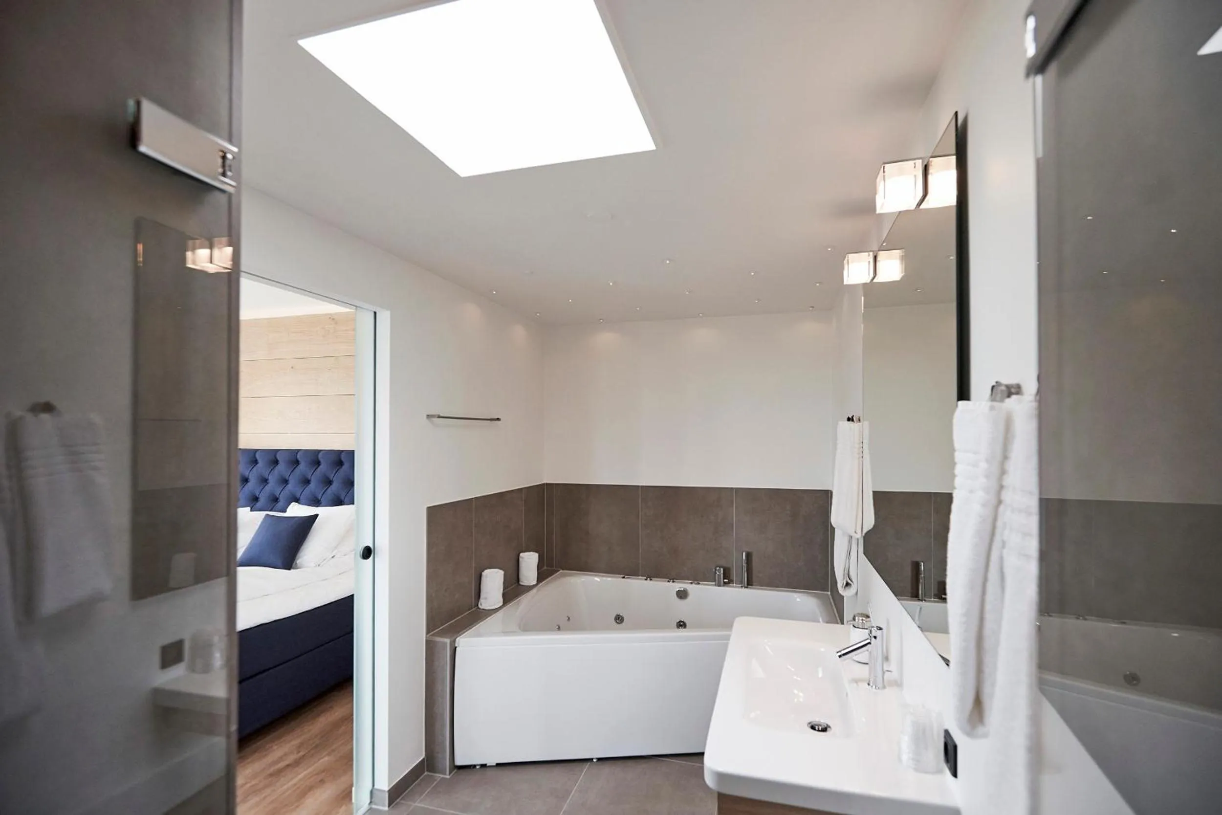 Hot Tub, Bed in Hotel Skjern