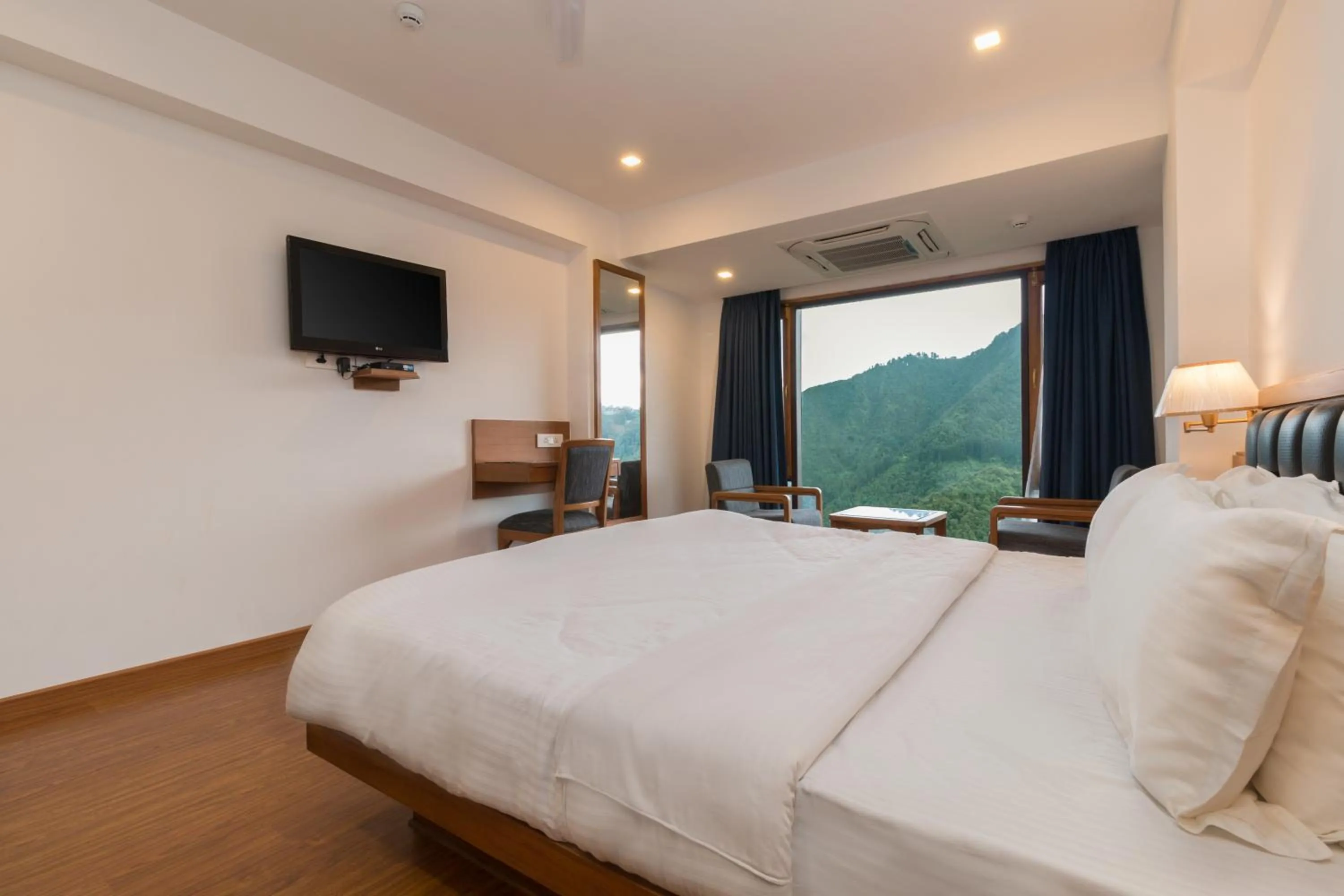 Bed in Country Inn Premier Pacific Mall Road Mussoorie