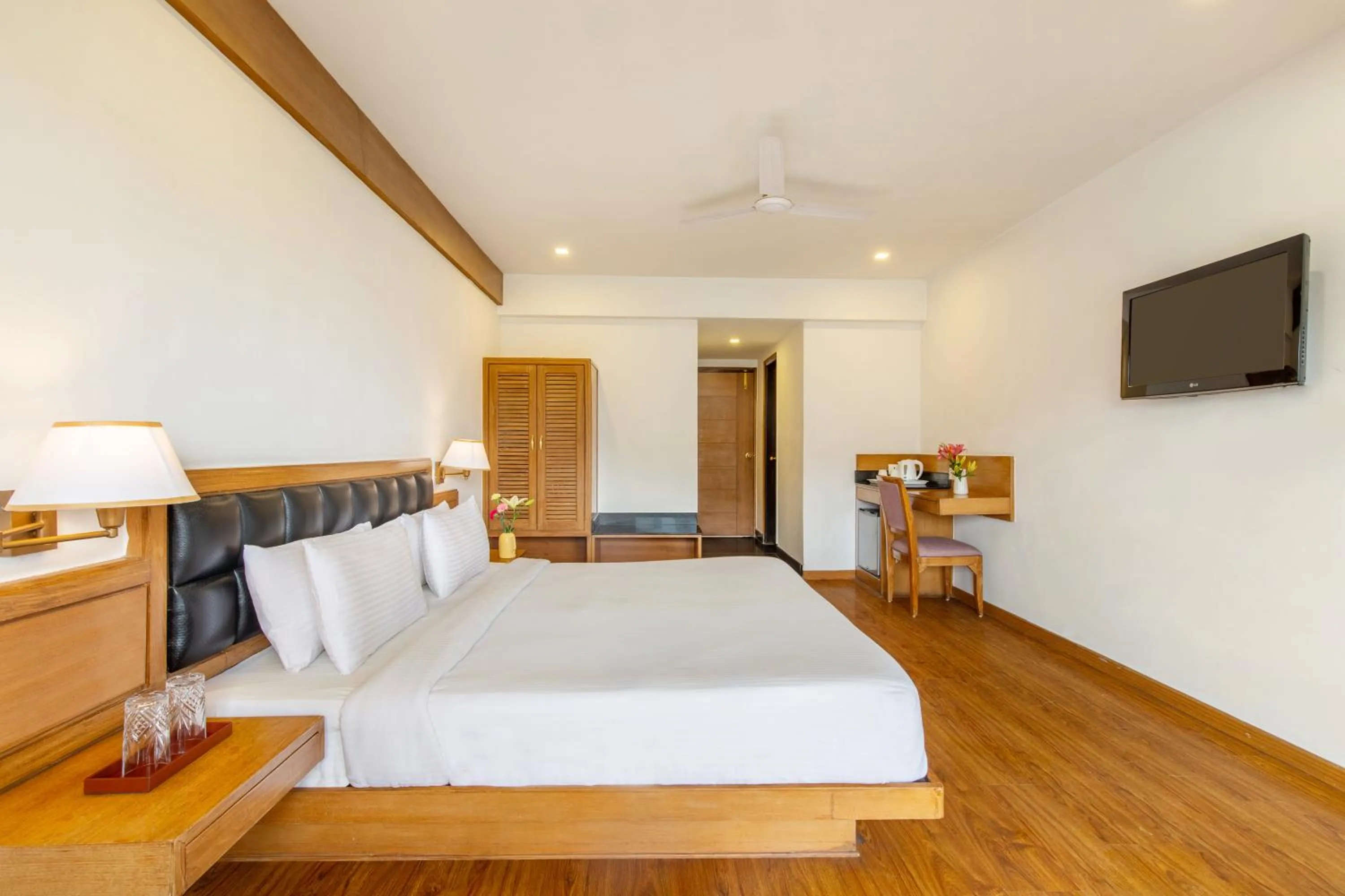 Bedroom, Bed in Country Inn Premier Pacific Mall Road Mussoorie