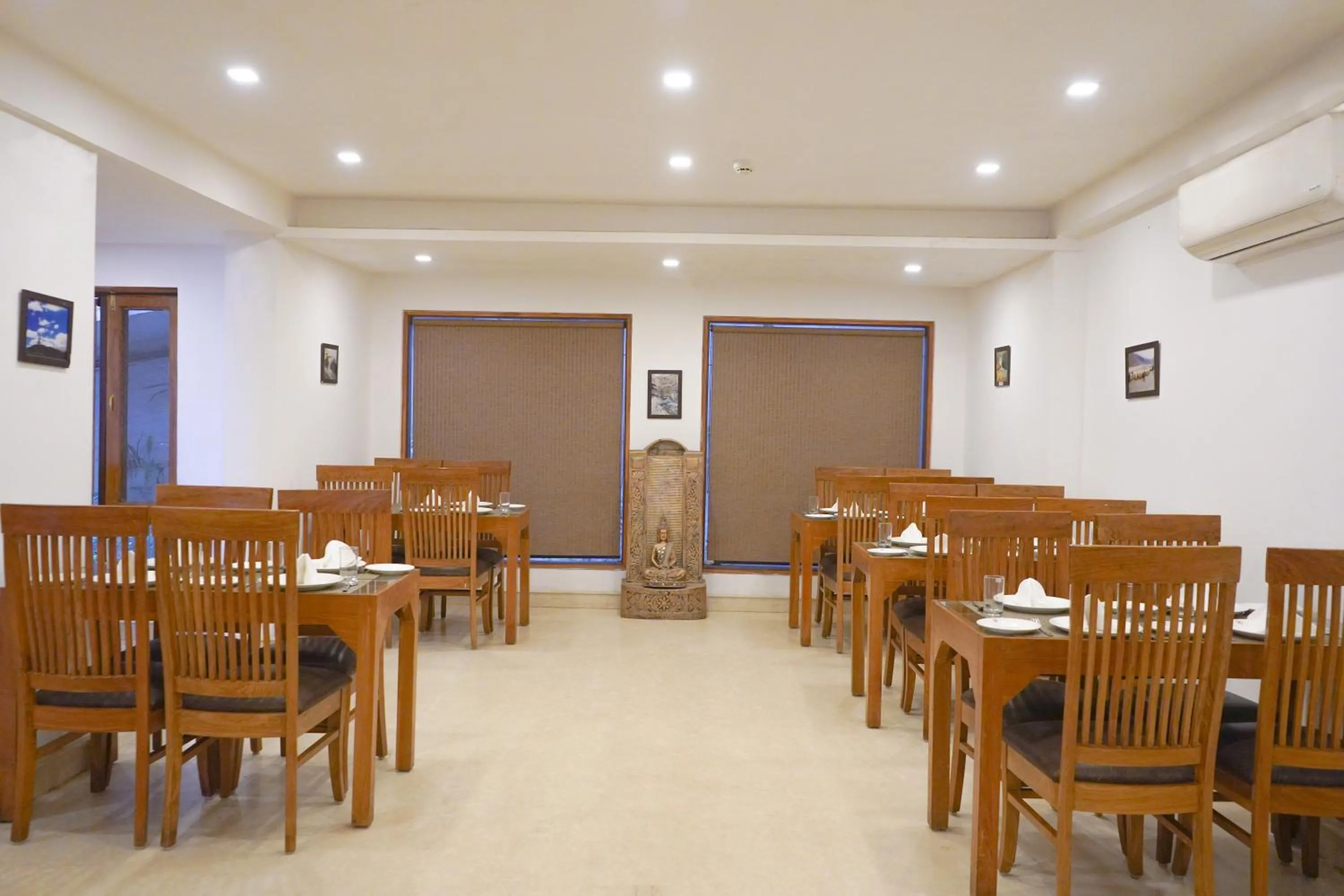 Restaurant/places to eat in Country Inn Premier Pacific Mall Road Mussoorie