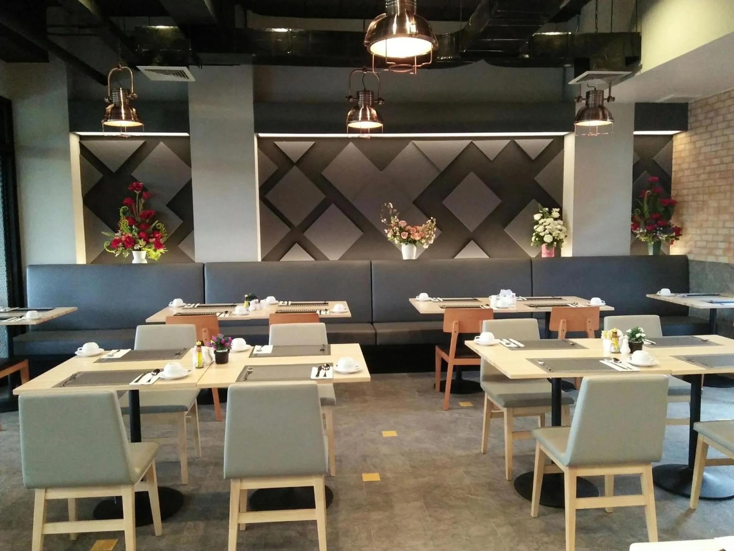 Restaurant/places to eat in Sorin hotel