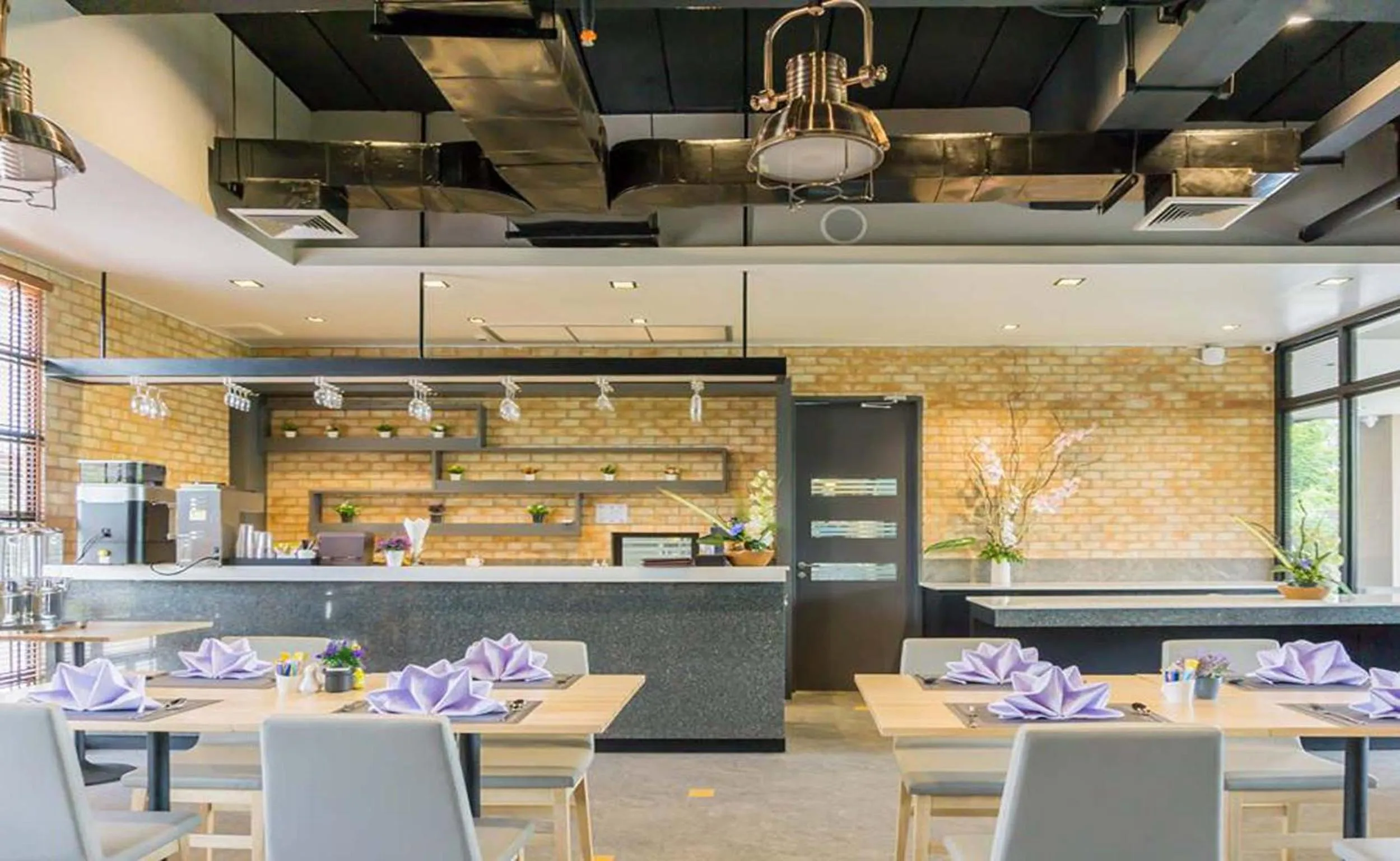 Restaurant/places to eat in Sorin hotel