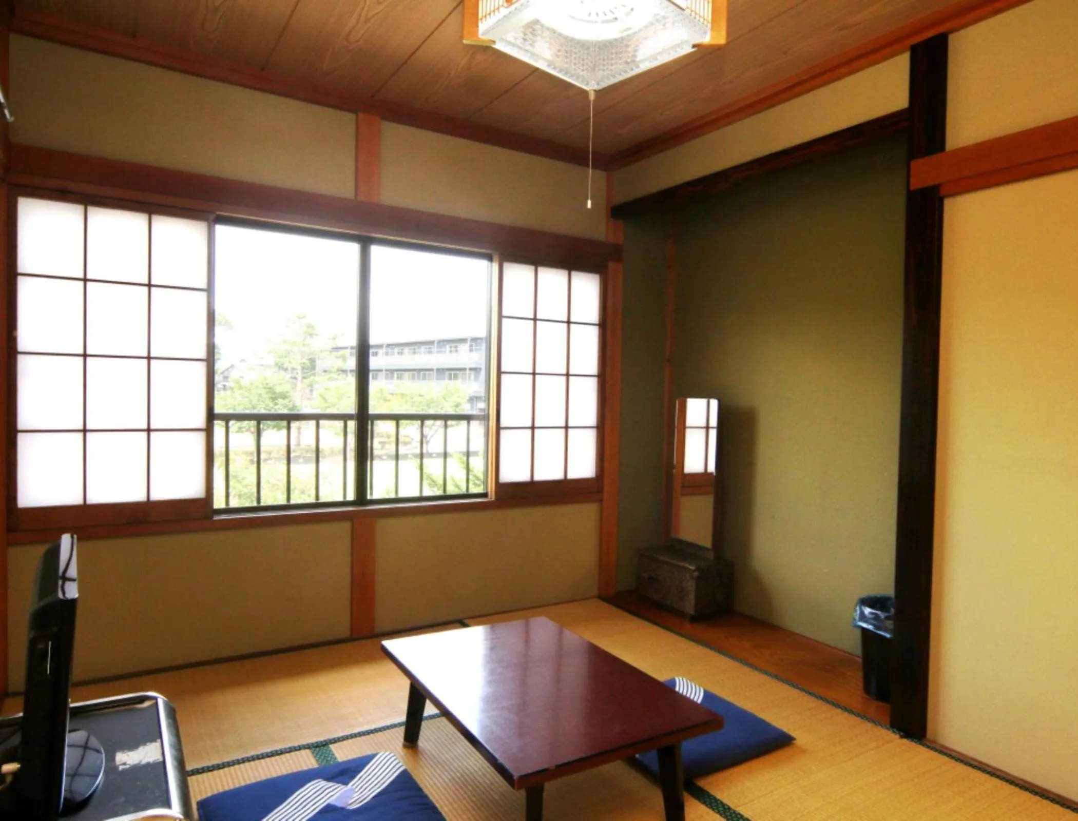 Photo of the whole room in Suimeiso