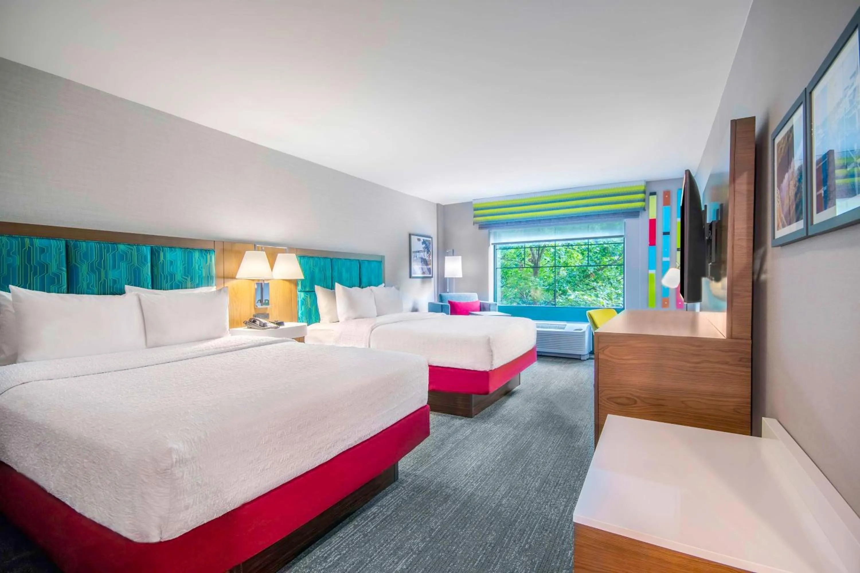 Bed in Hampton Inn East Aurora