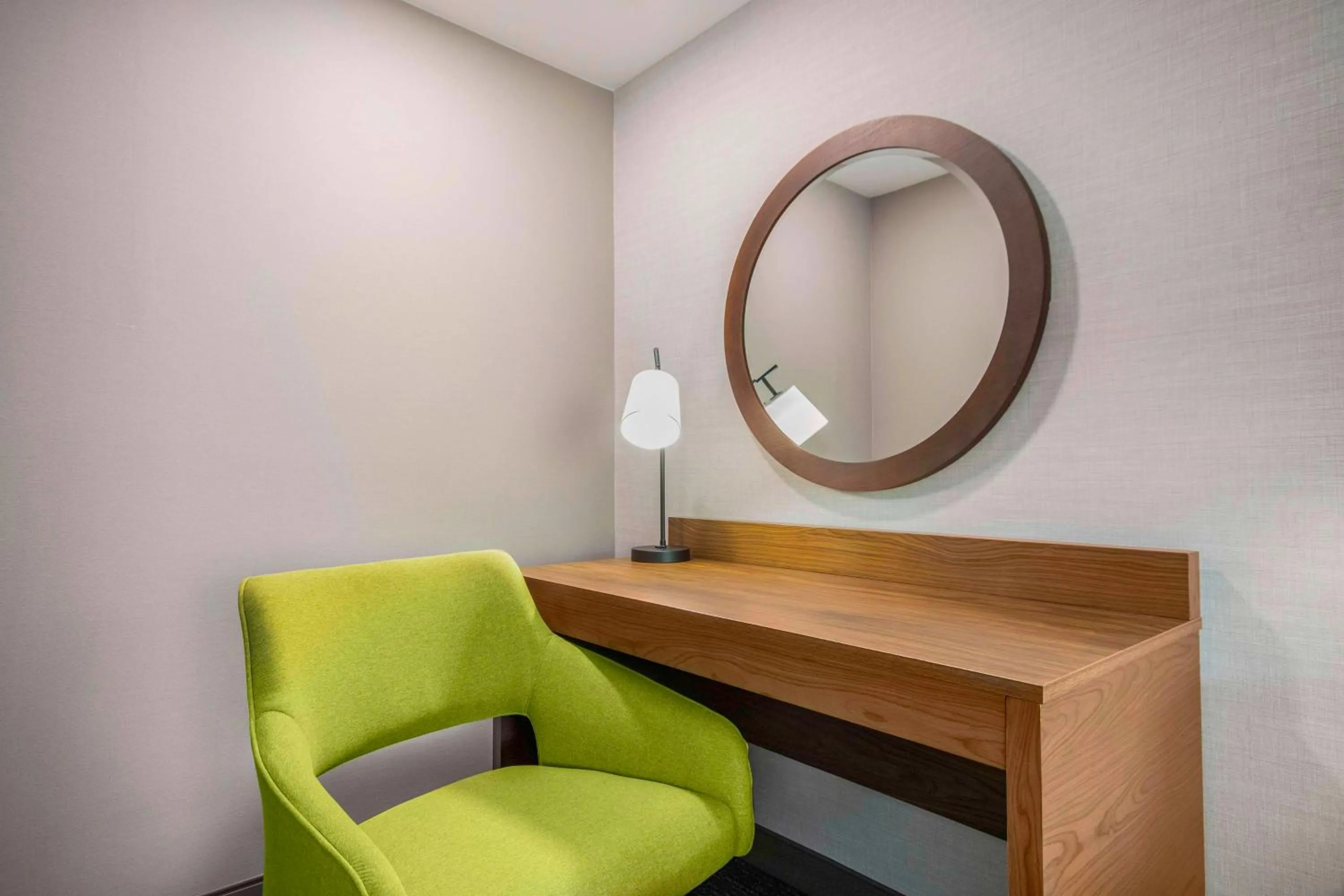 Bedroom in Hampton Inn East Aurora