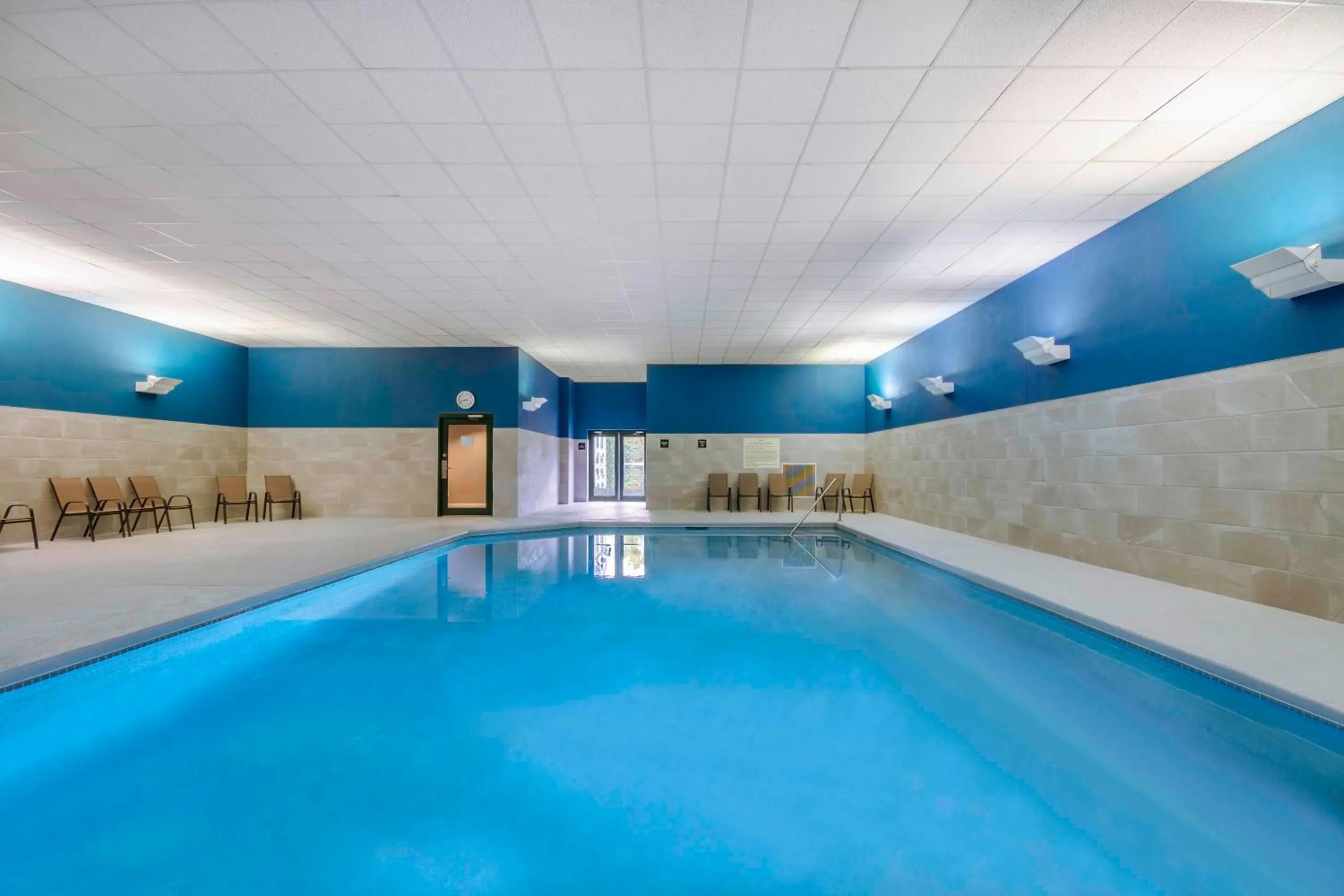 Pool view in Hampton Inn East Aurora