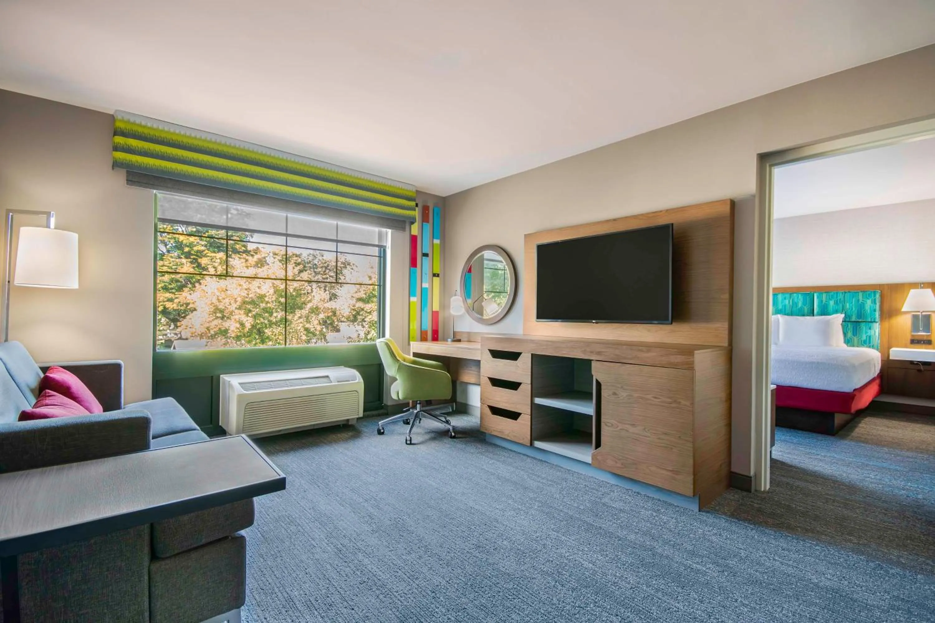 Living room, Bed in Hampton Inn East Aurora