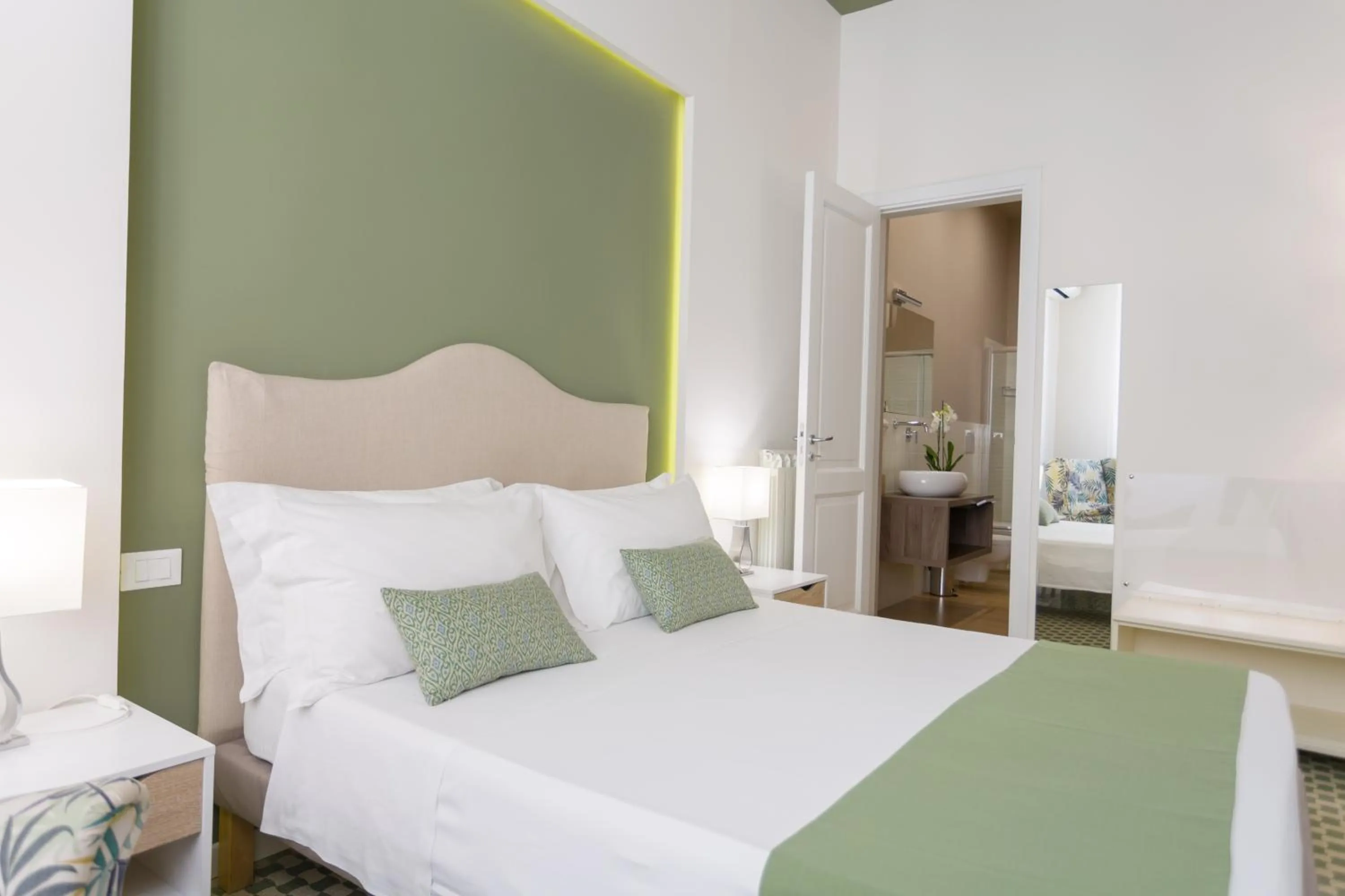 Shower, Bed in B&B Kalavrìa