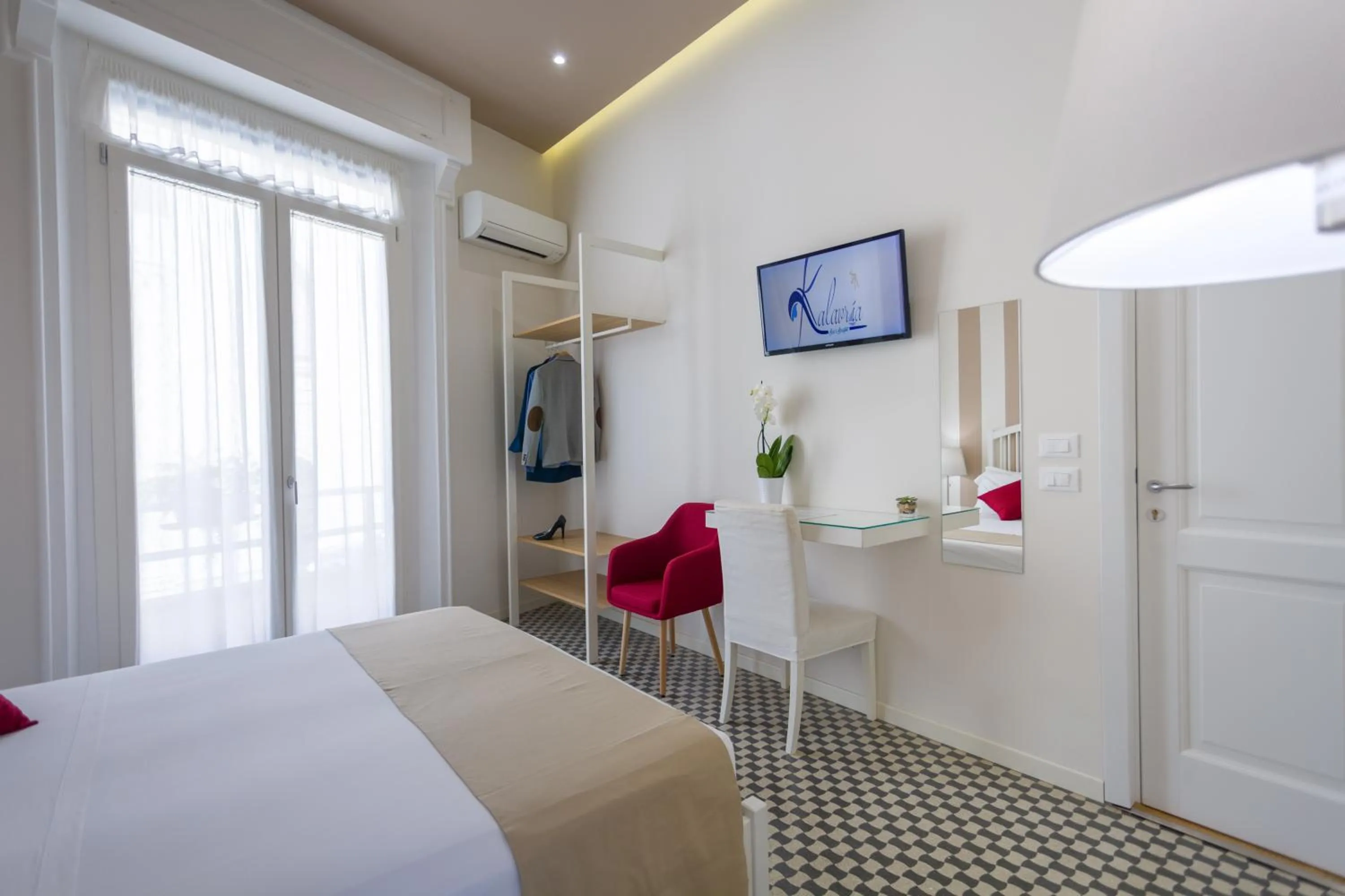 Shower, Bed in B&B Kalavrìa