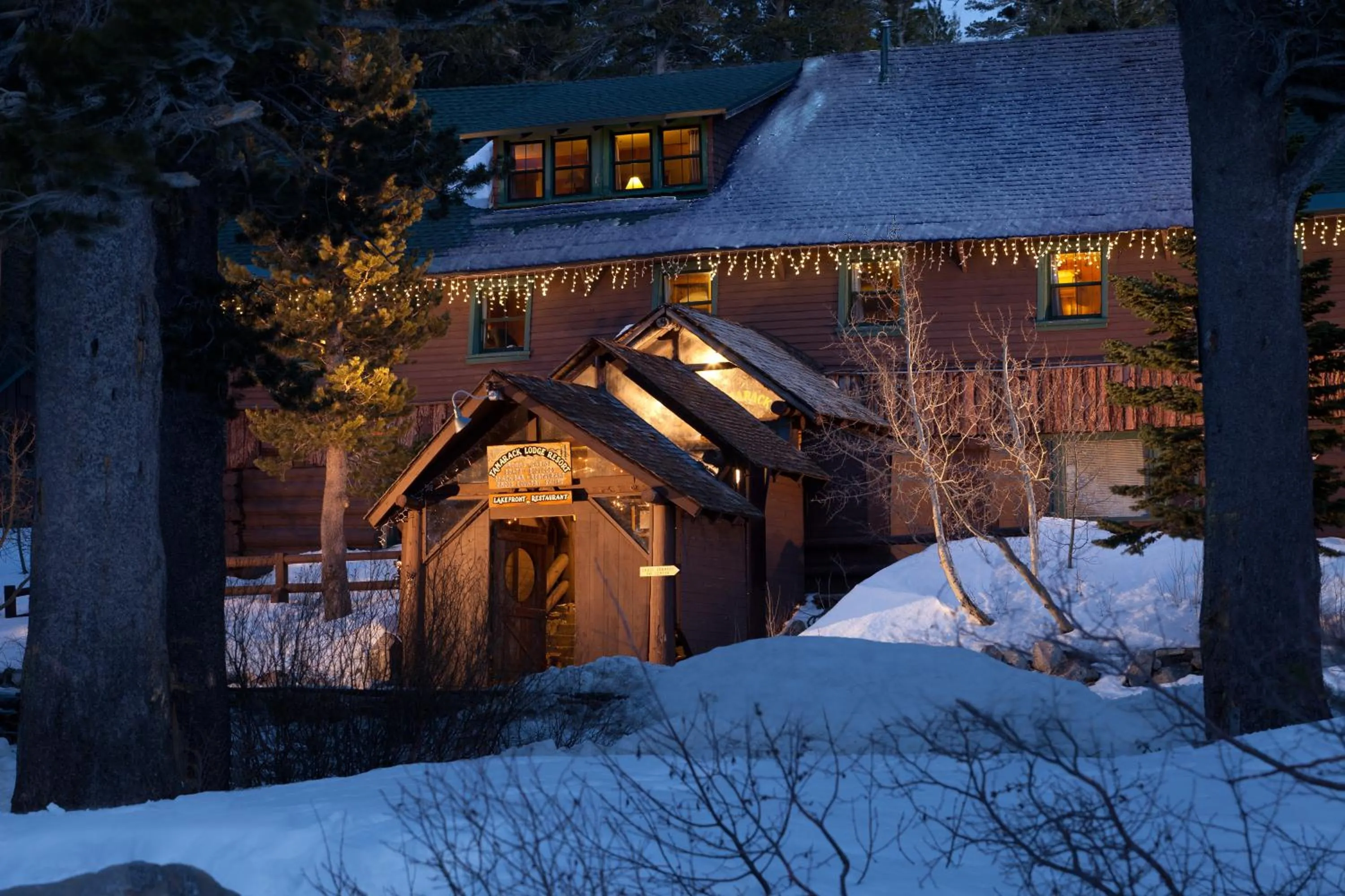 Facade/entrance in Tamarack Lodge