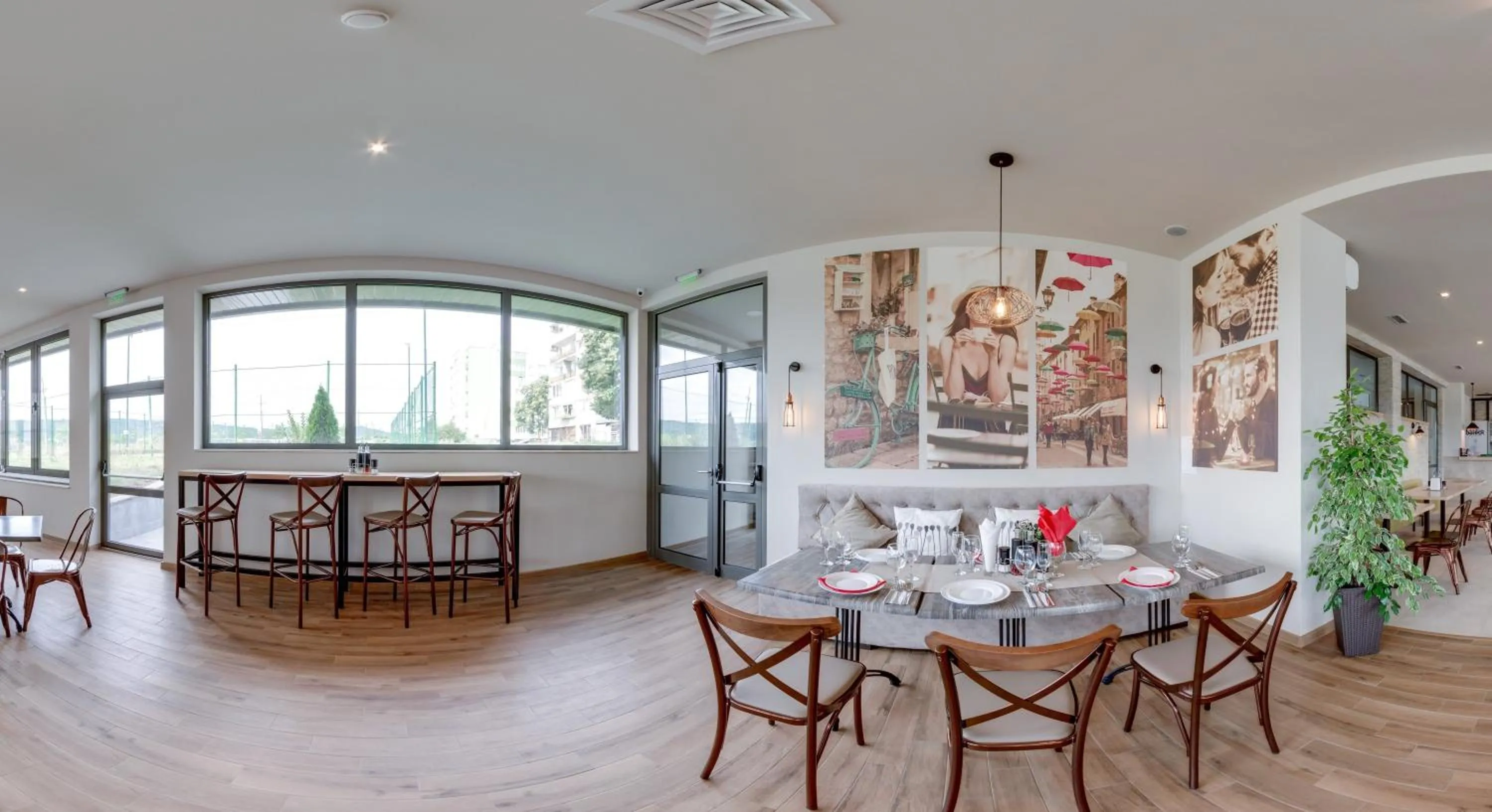 Restaurant/places to eat in Court Inn