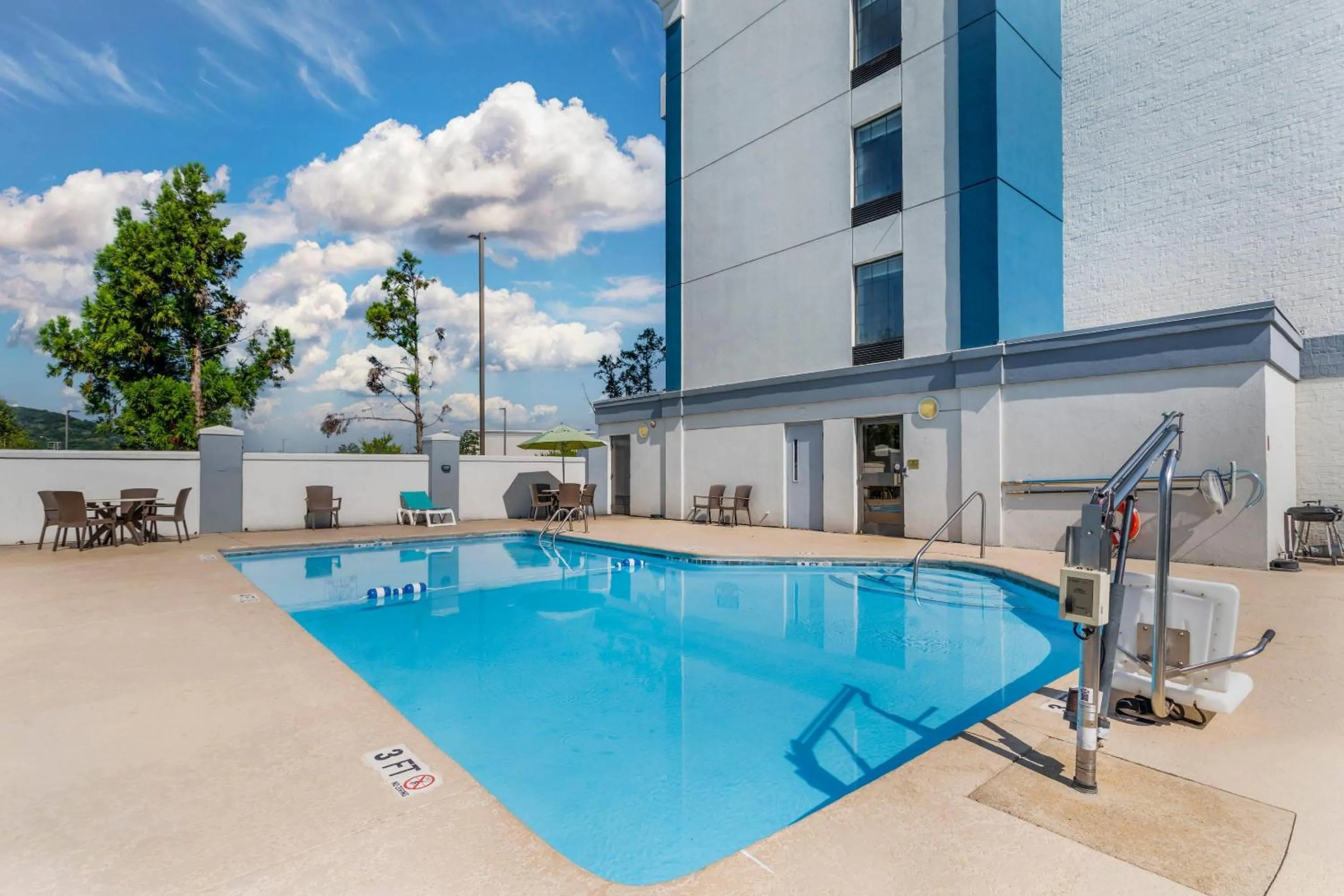 Swimming pool in Comfort Inn Oak Ridge - Knoxville