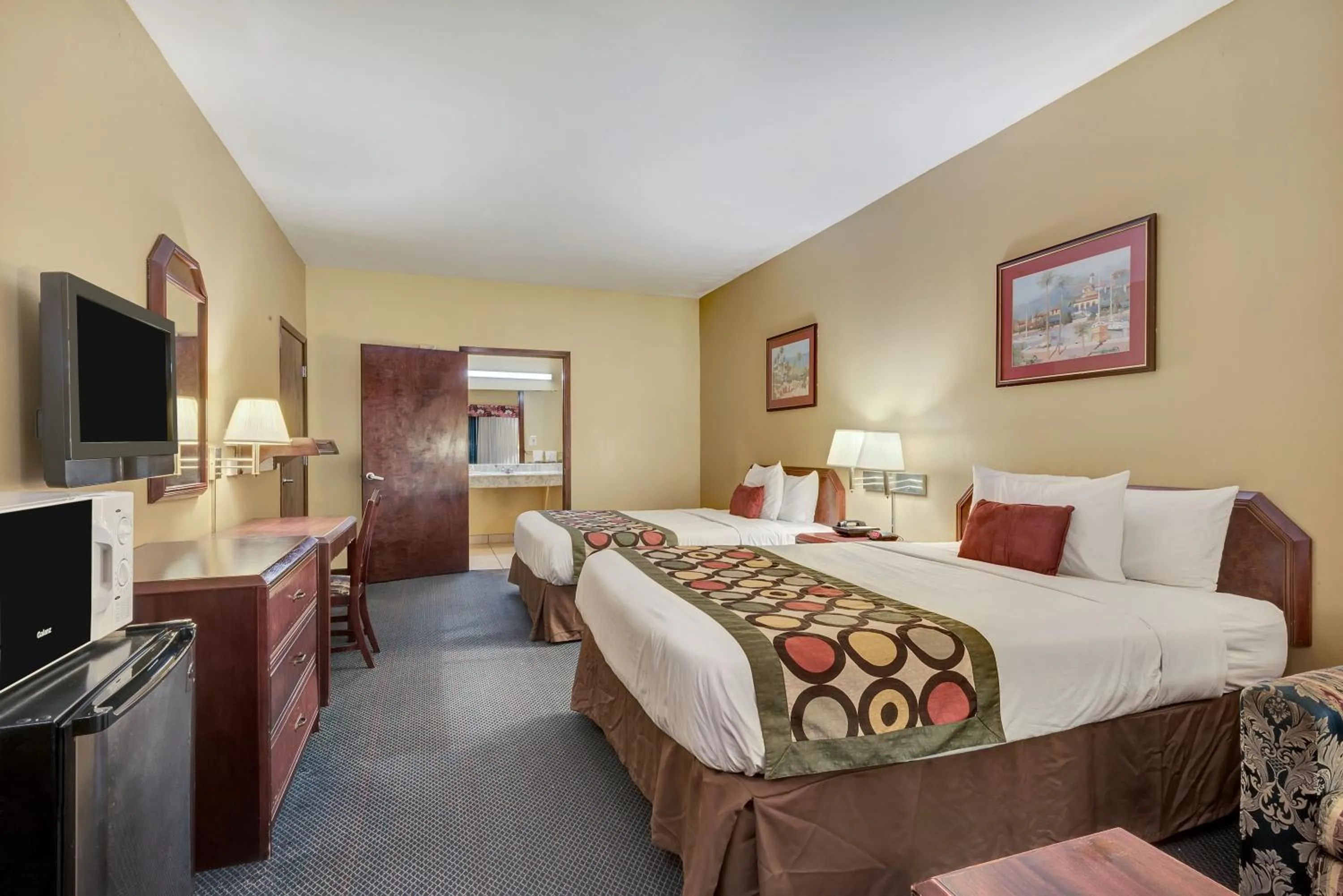 Living room, Bed in Super 8 by Wyndham Weslaco