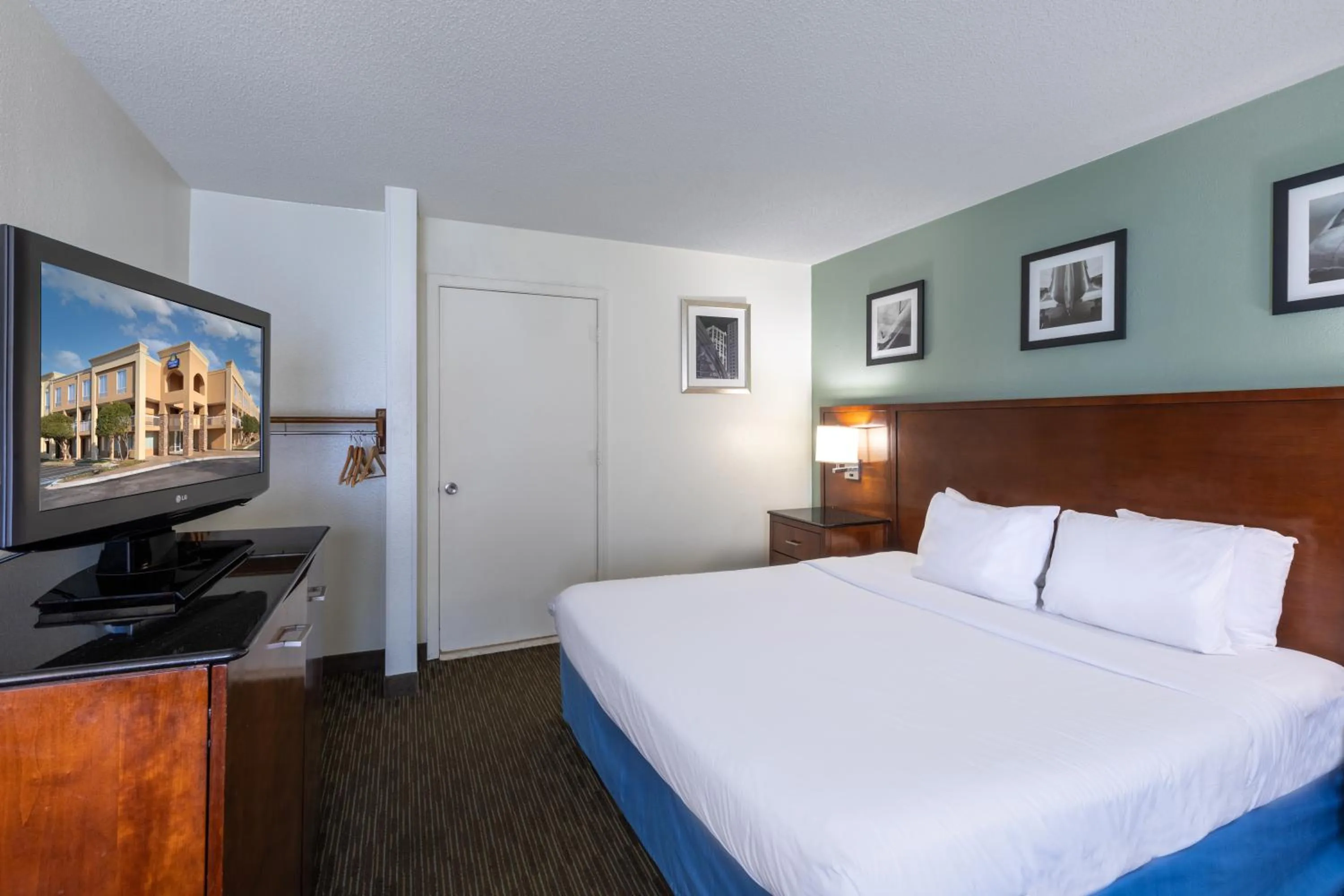 Bed in Days Inn by Wyndham Greenville