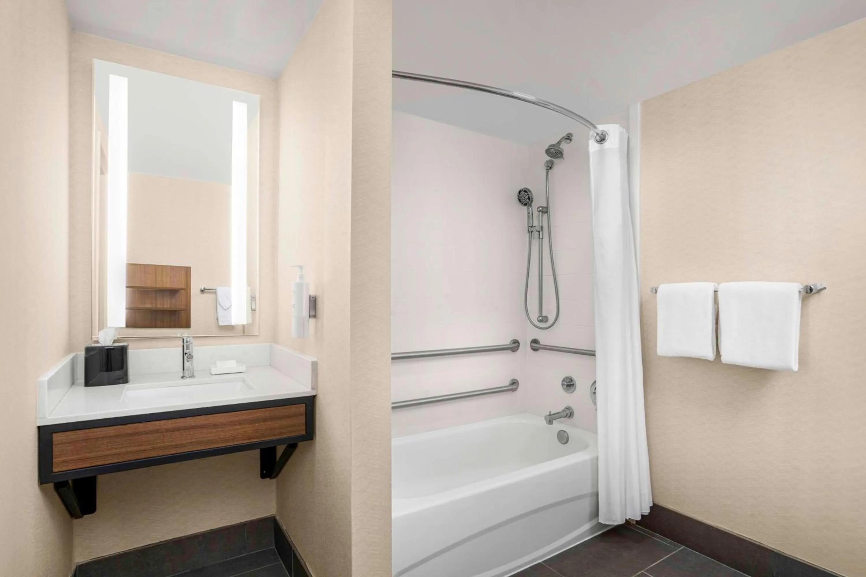 Bathroom in Hilton Garden Inn Kent Island Marina