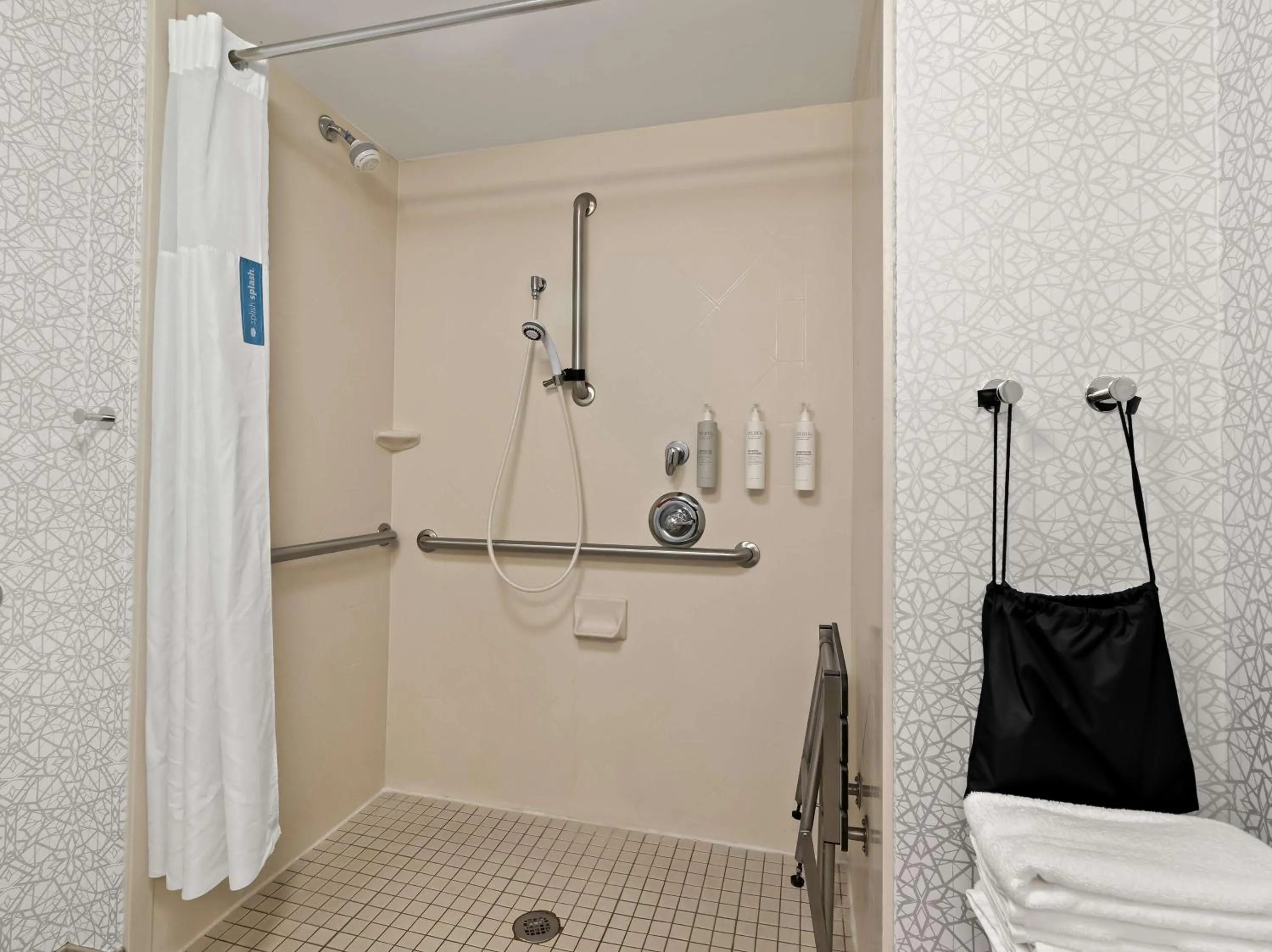 Bathroom in Hampton Inn Blytheville