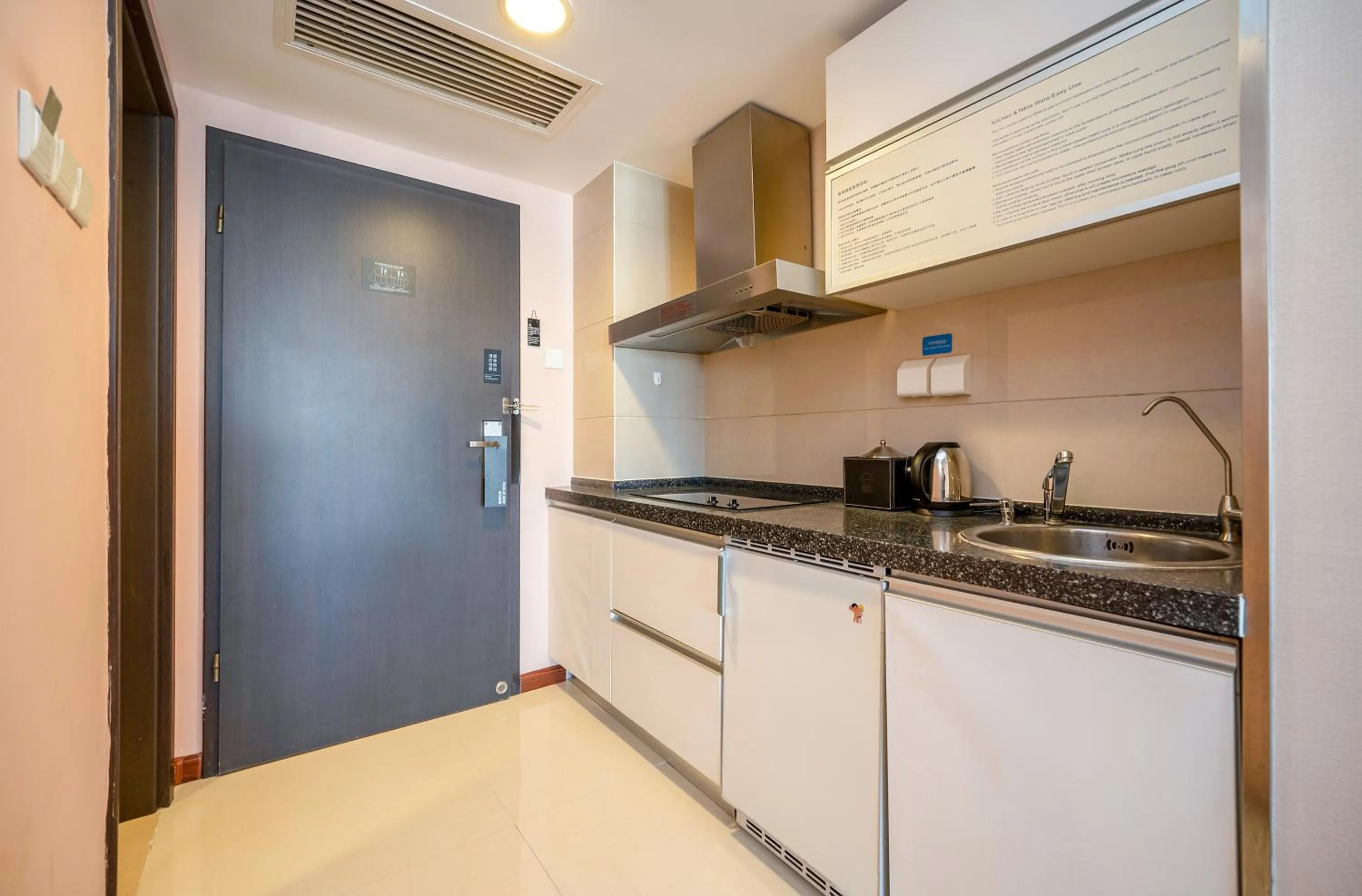 Kitchen or kitchenette in Qingdao Housing International Hotel