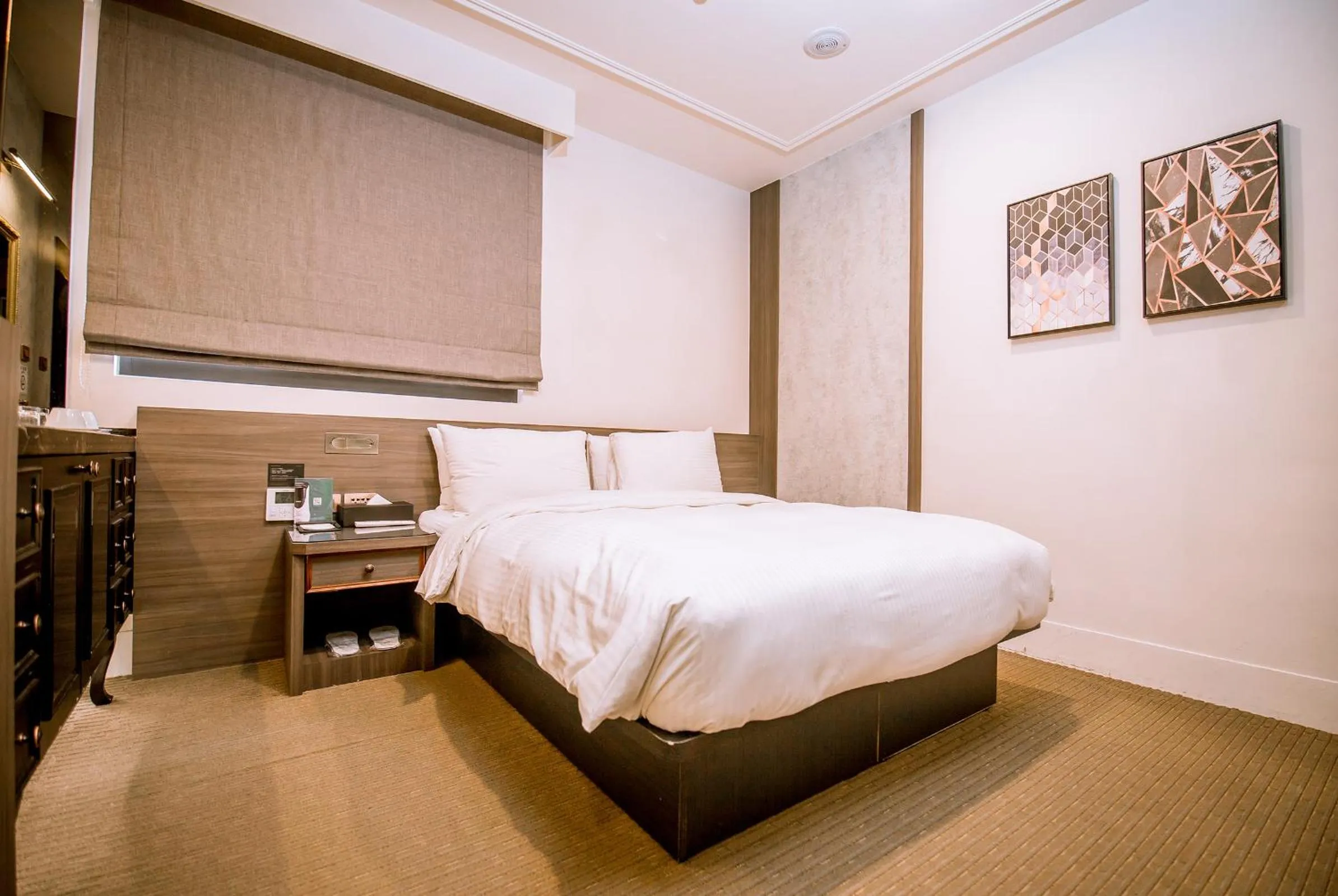 room service, Bed in Dream Mansion Hotel