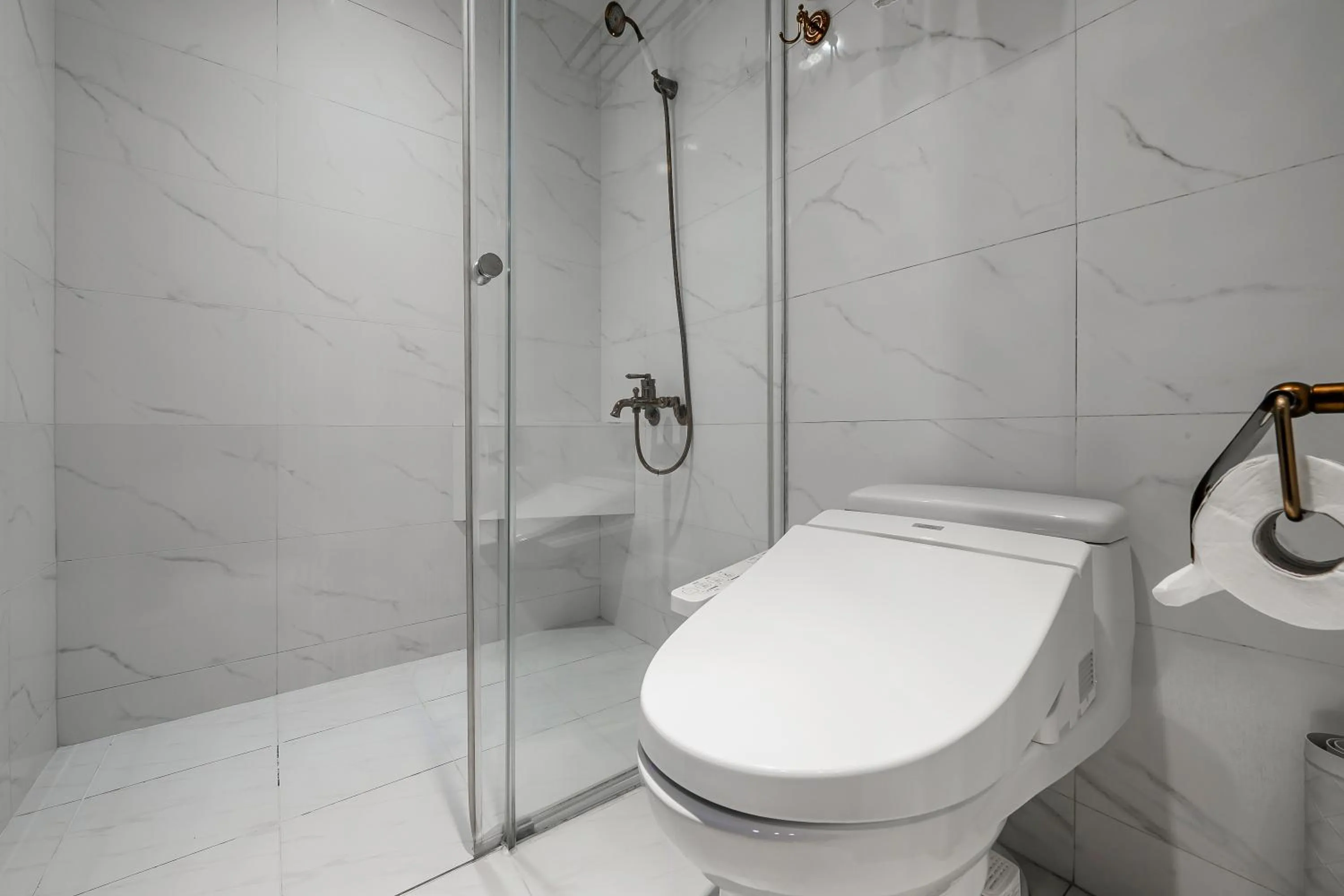 Shower in Dream Mansion Hotel