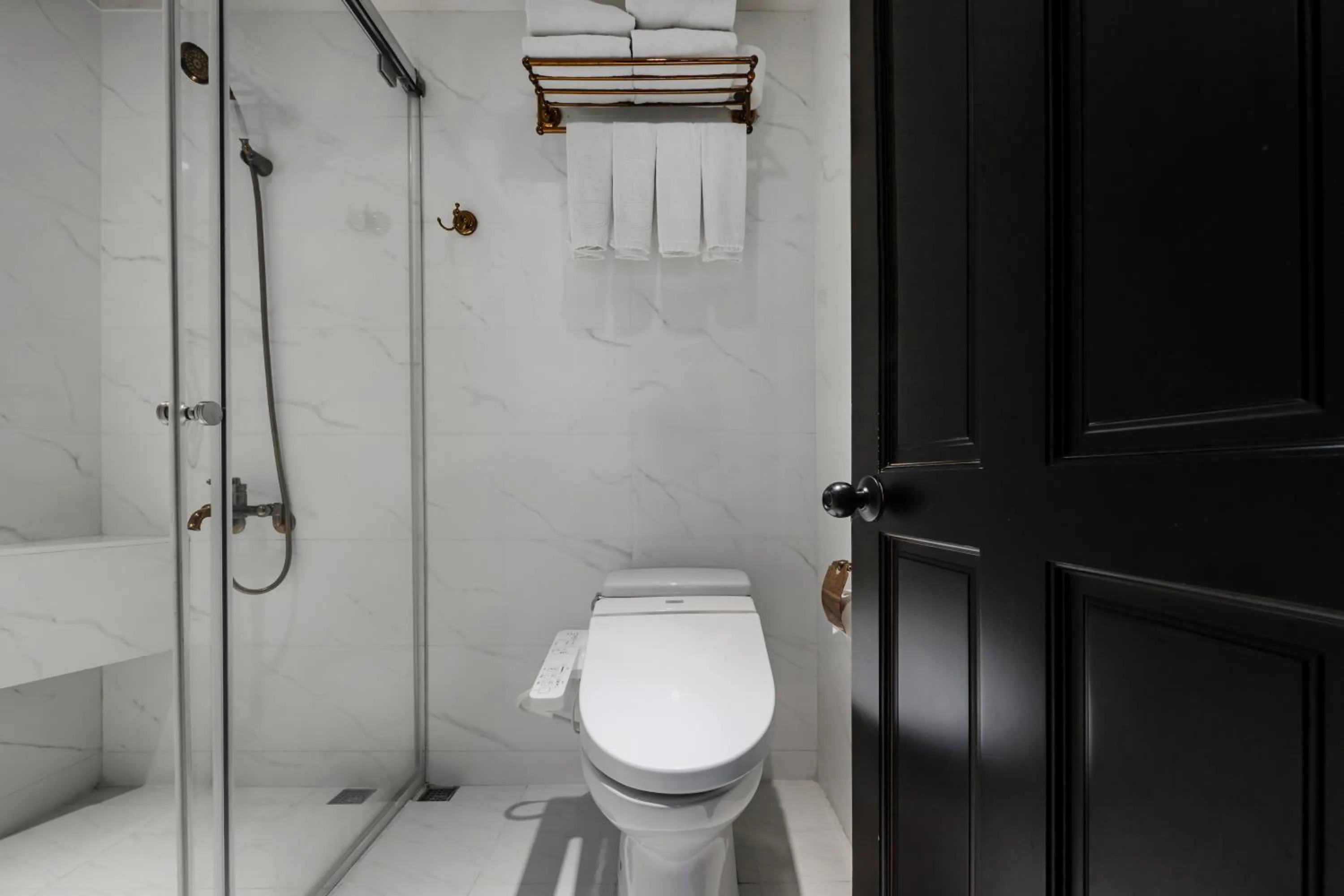 Shower in Dream Mansion Hotel