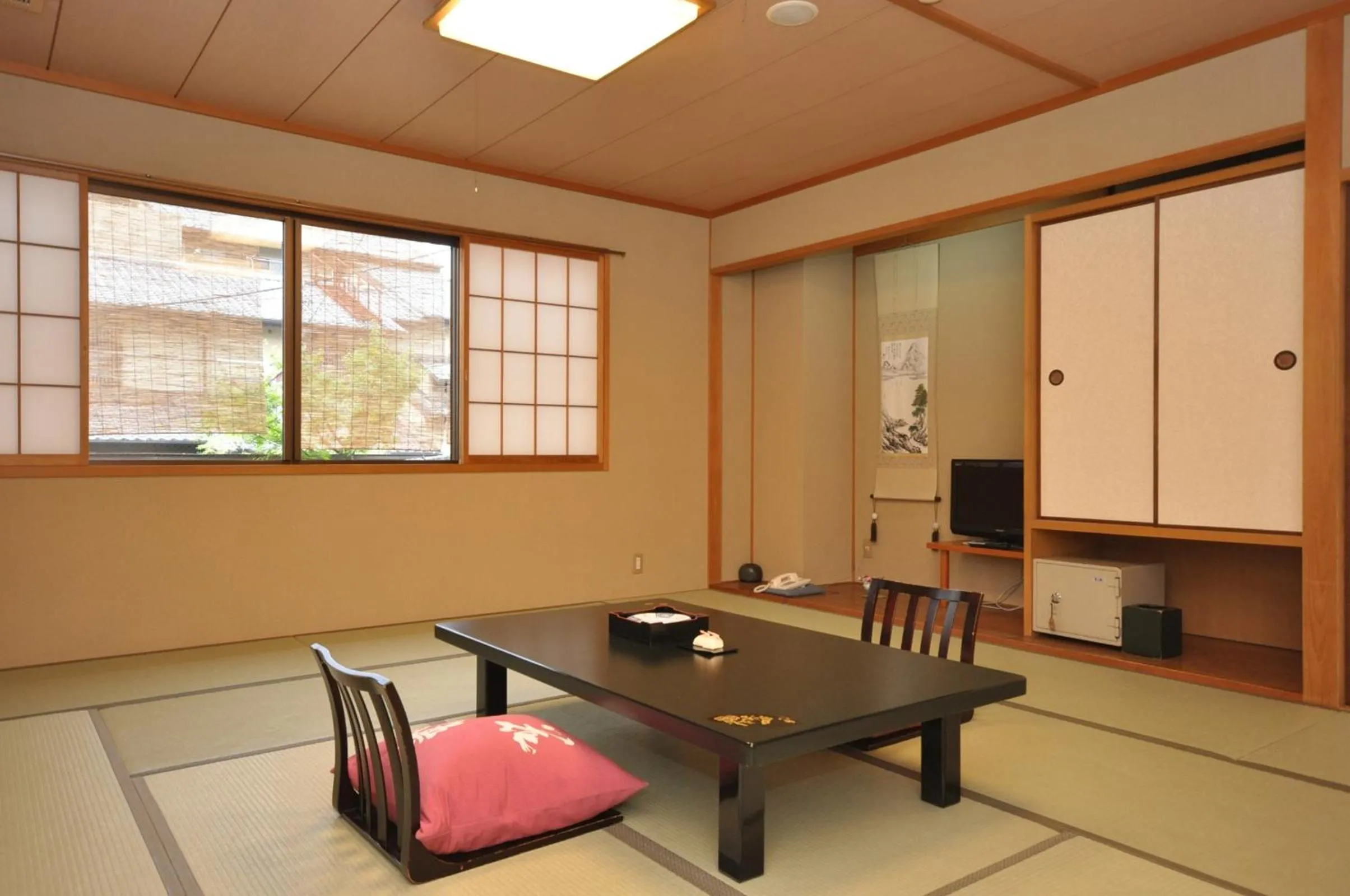 Photo of the whole room in Gion Ryokan Karaku
