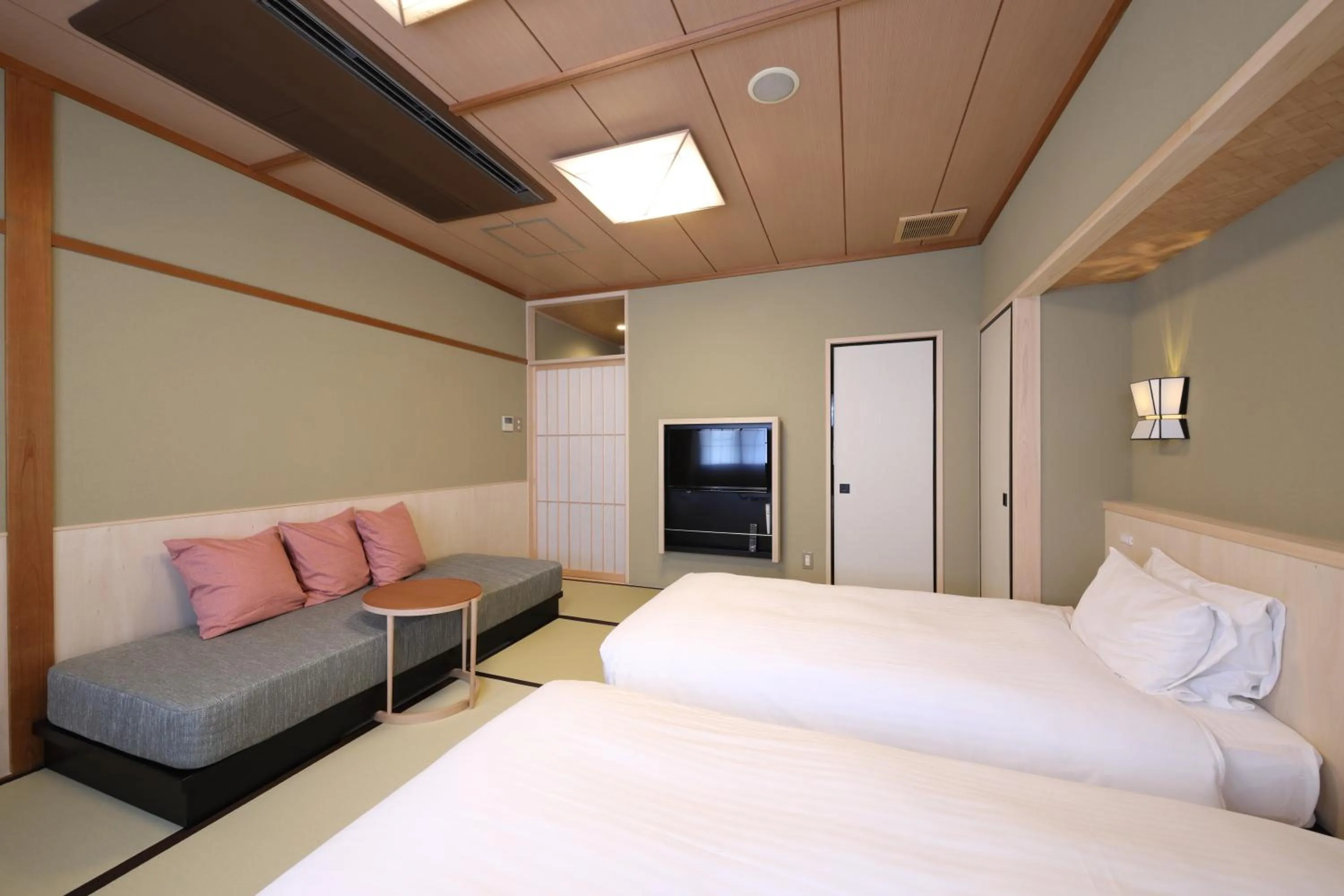 Photo of the whole room, Bed in Gion Ryokan Karaku