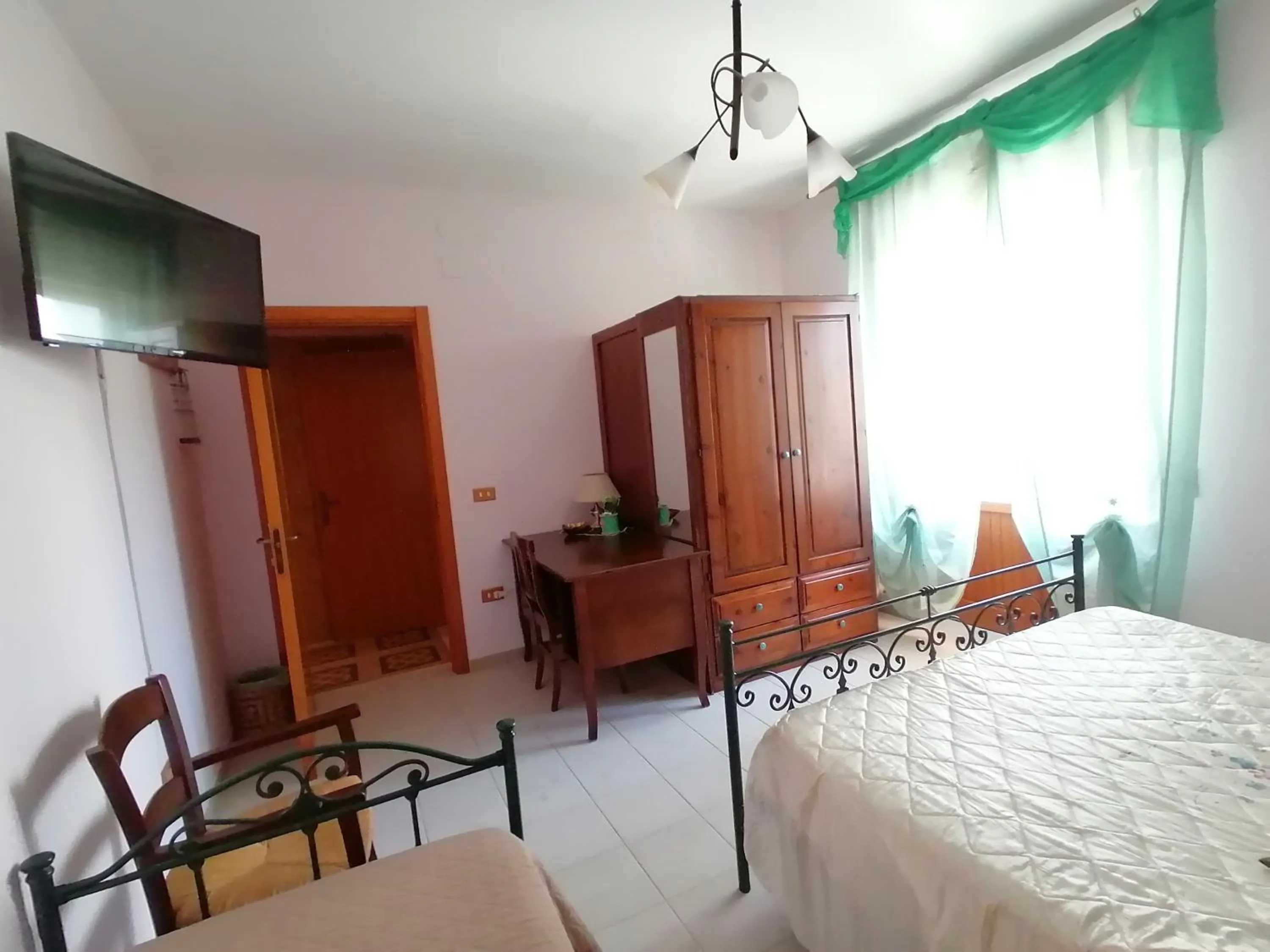 TV and multimedia, Bed in B&B Lo Smeraldo