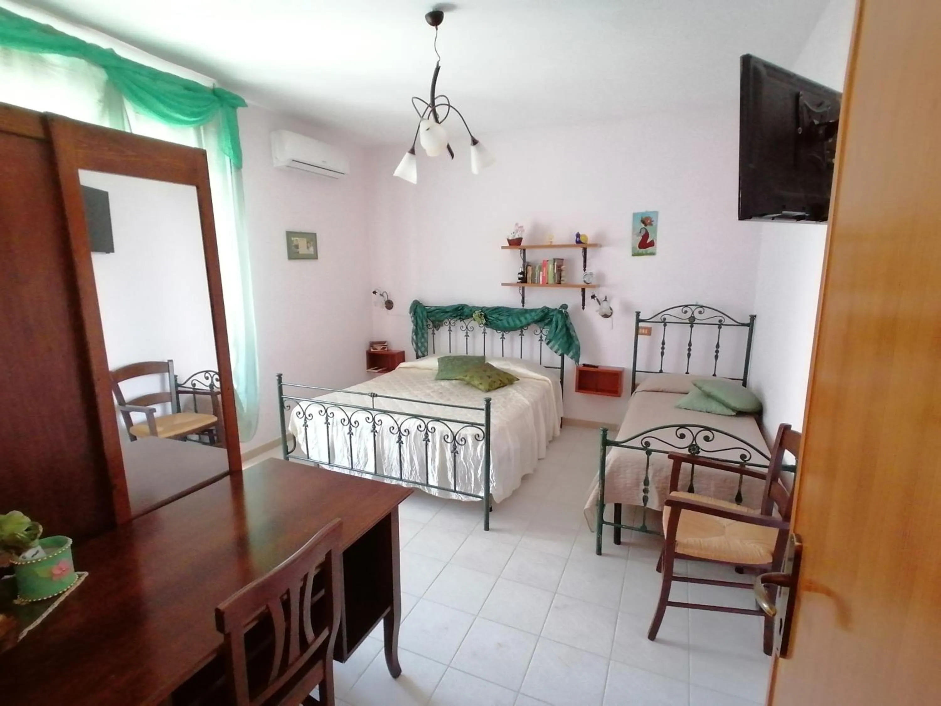 TV and multimedia, Bed in B&B Lo Smeraldo