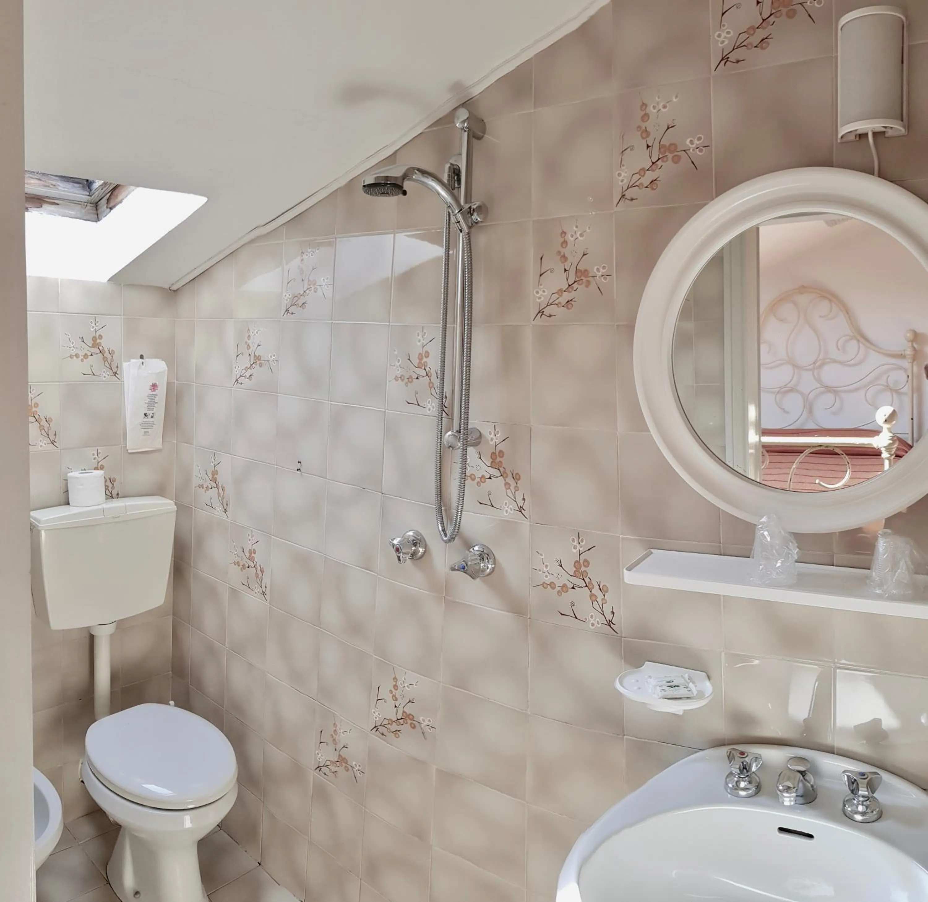 Shower in Albergo Natucci