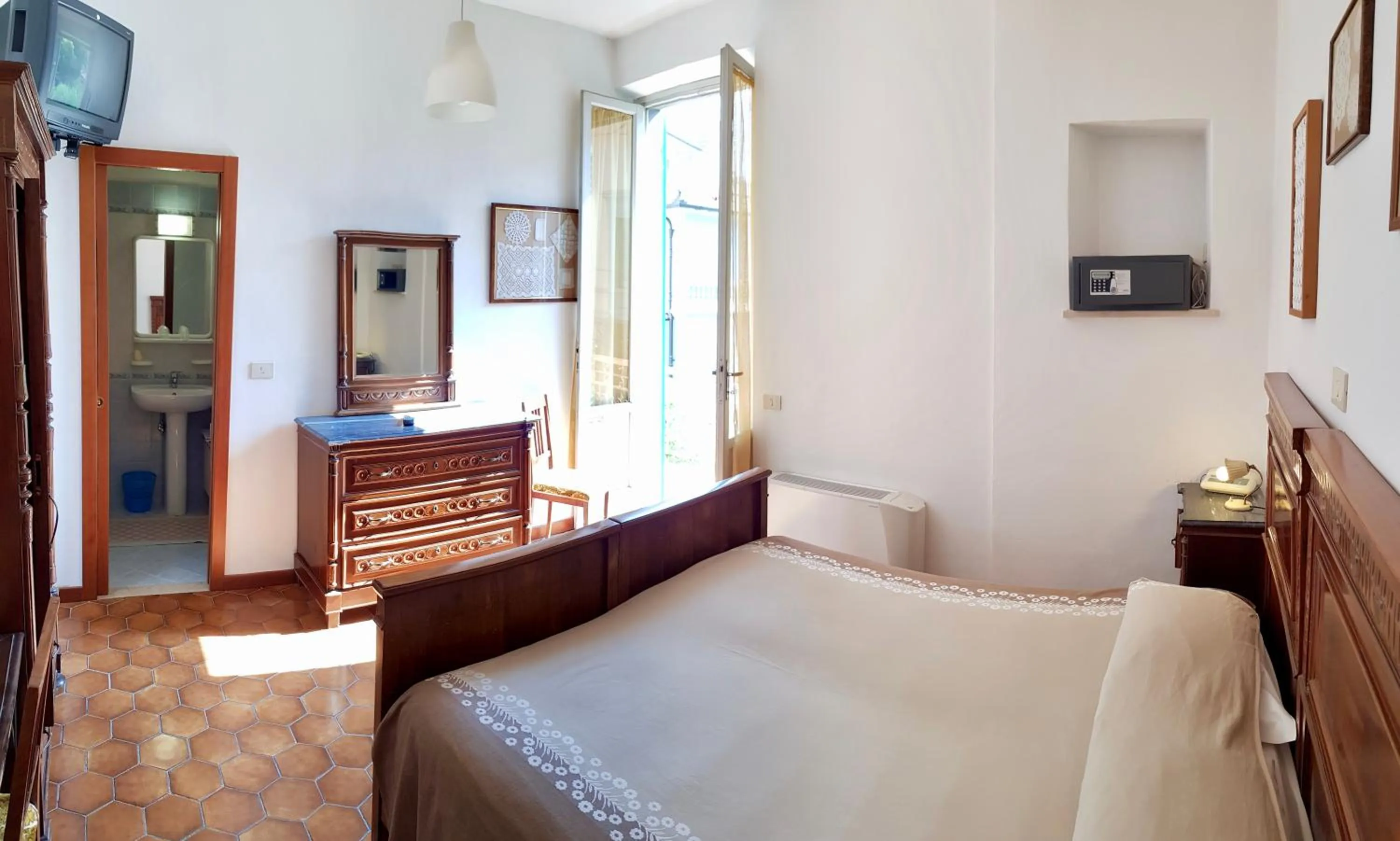 Photo of the whole room in Albergo Natucci
