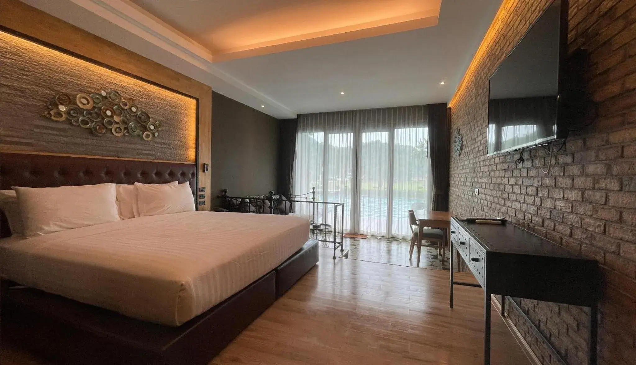 Deluxe Double or Twin Room with Pool Access in La Isla Pranburi Beach Resort Deluxe Double or Twin Room with Pool Access in La Isla Pranburi Beach Resort