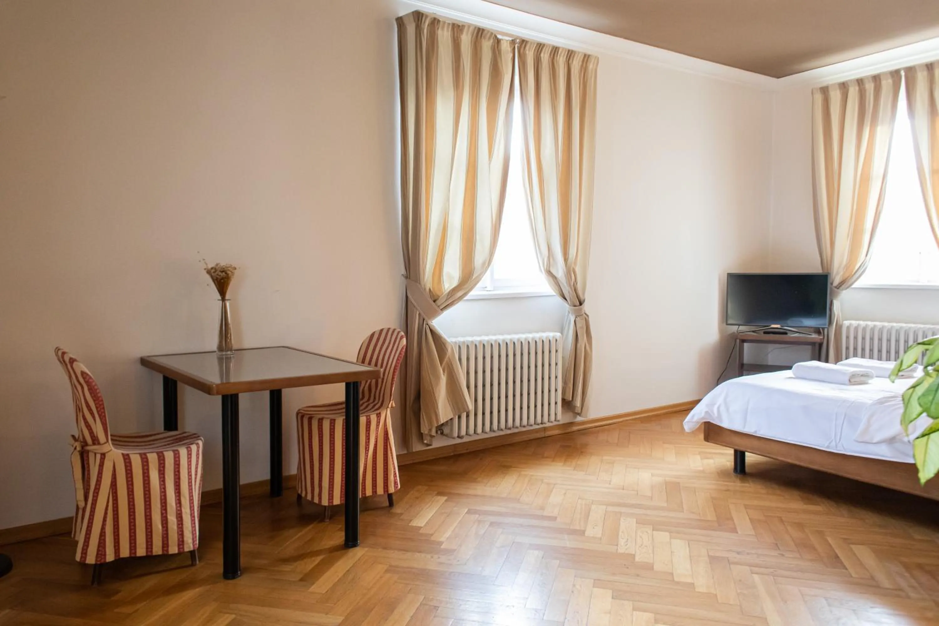 Text overlay, Bed in Residence Thunovska