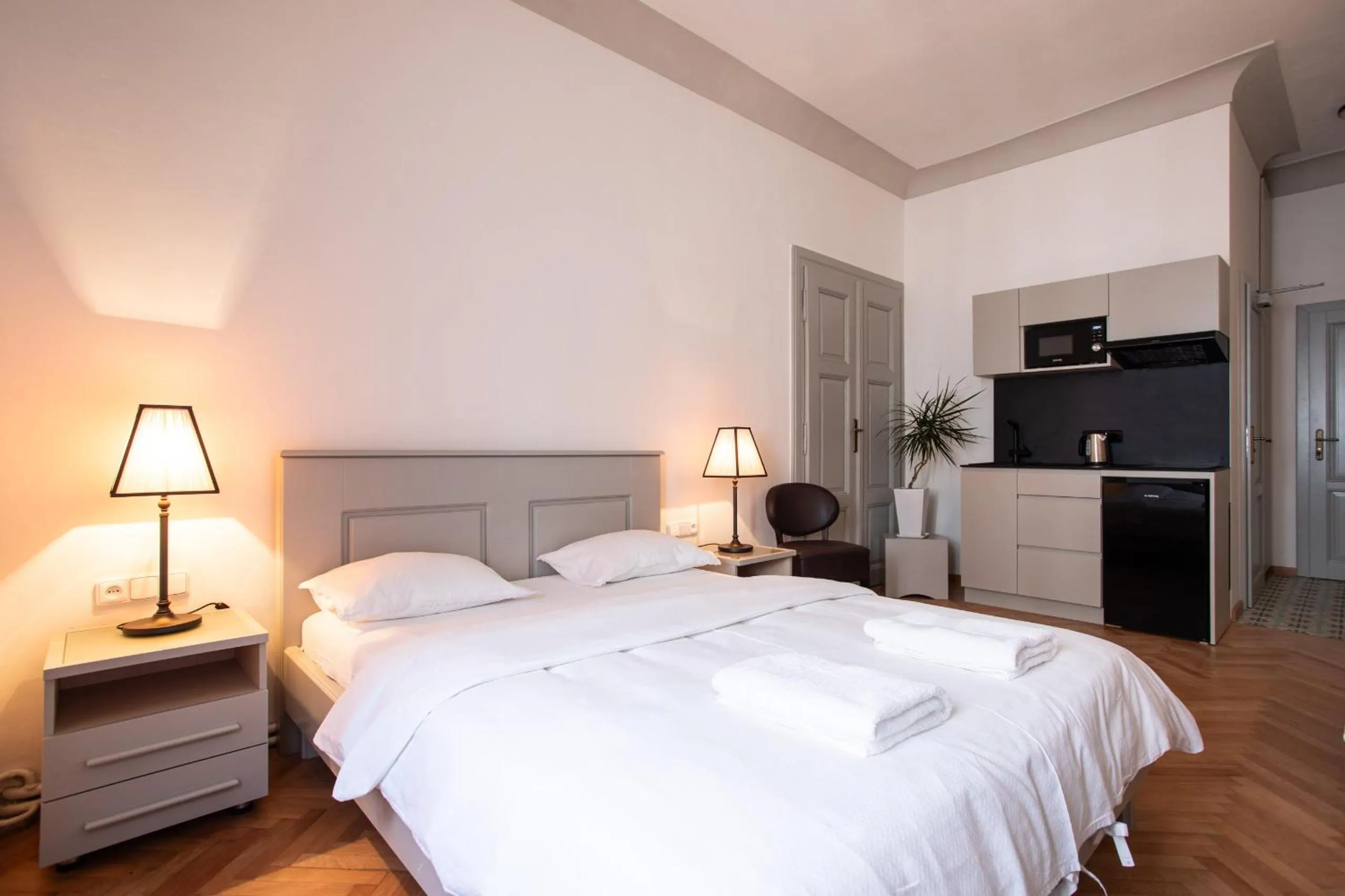 Text overlay, Bed in Residence Thunovska