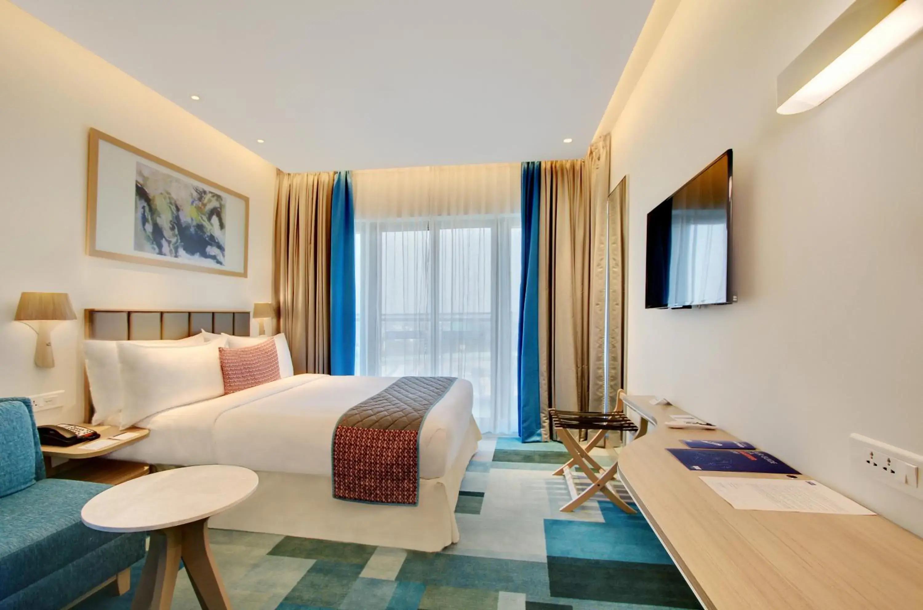 Standard Queen Room with Balcony and View - single occupancy - Smoking in Holiday Inn Bengaluru Racecourse by IHG Standard Queen Room with Balcony and View - single occupancy - Smoking in Holiday Inn Bengaluru Racecourse by IHG