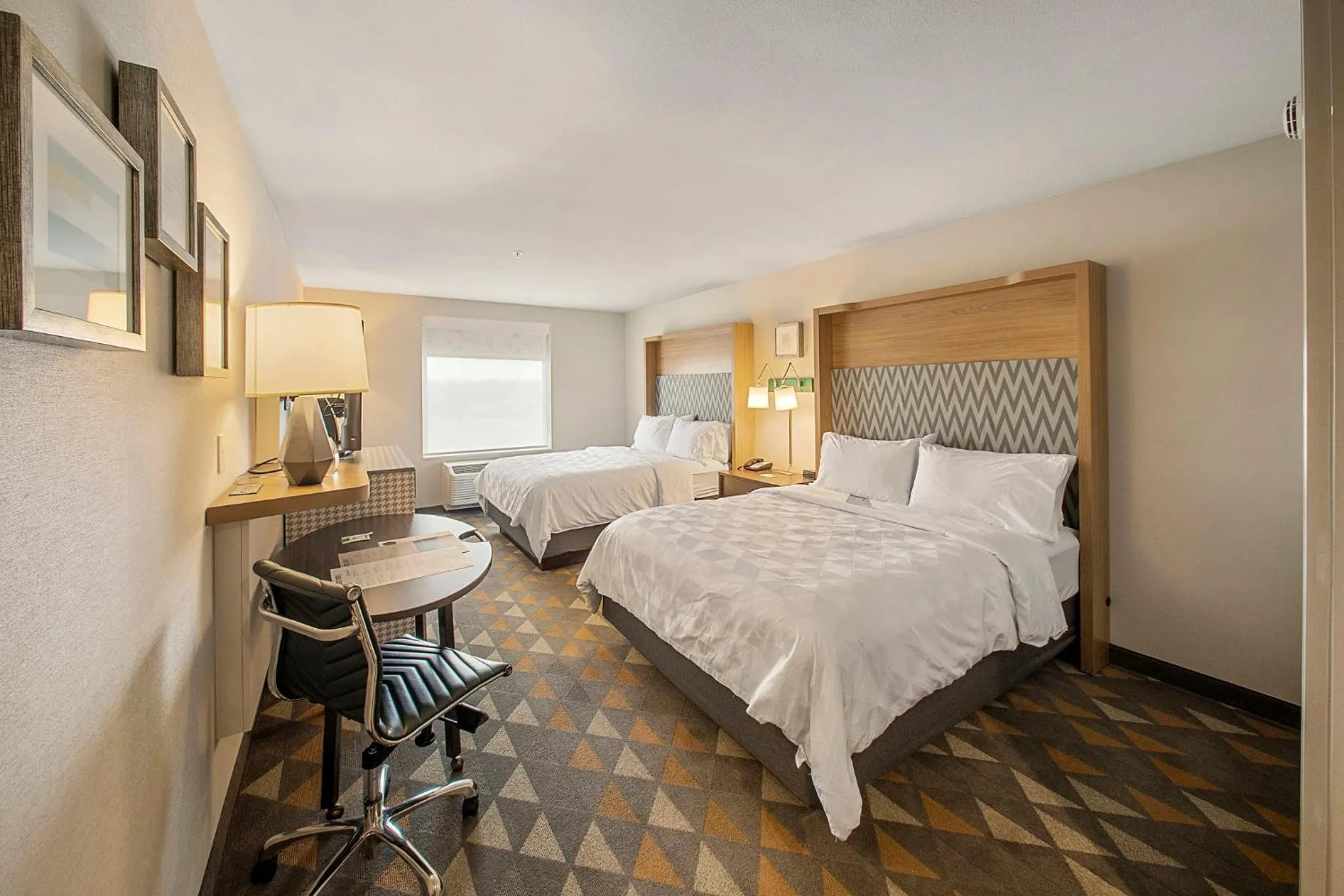 Photo of the whole room, Bed in Holiday Inn & Suites Decatur-Forsyth by IHG