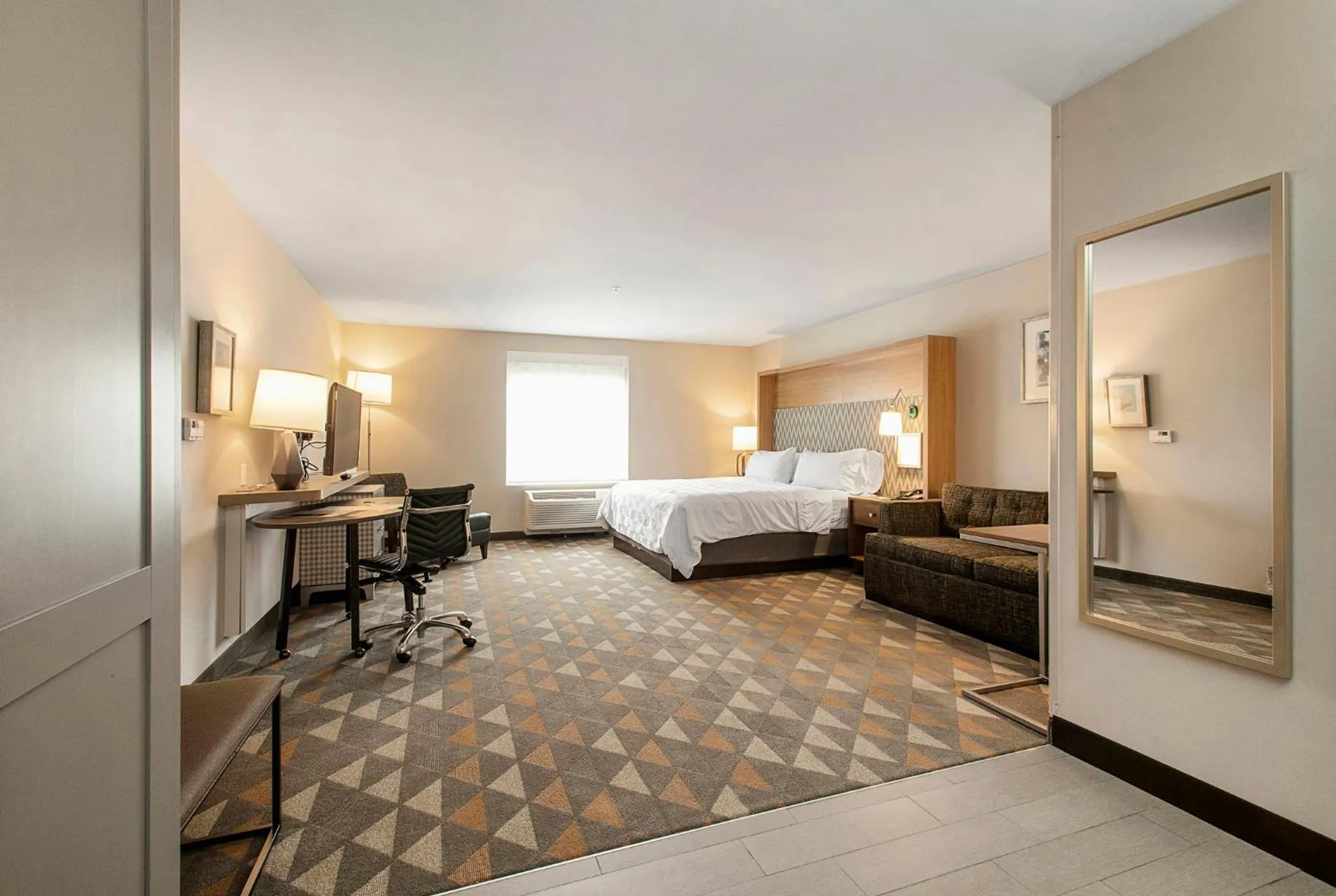 Photo of the whole room, Bed in Holiday Inn & Suites Decatur-Forsyth by IHG