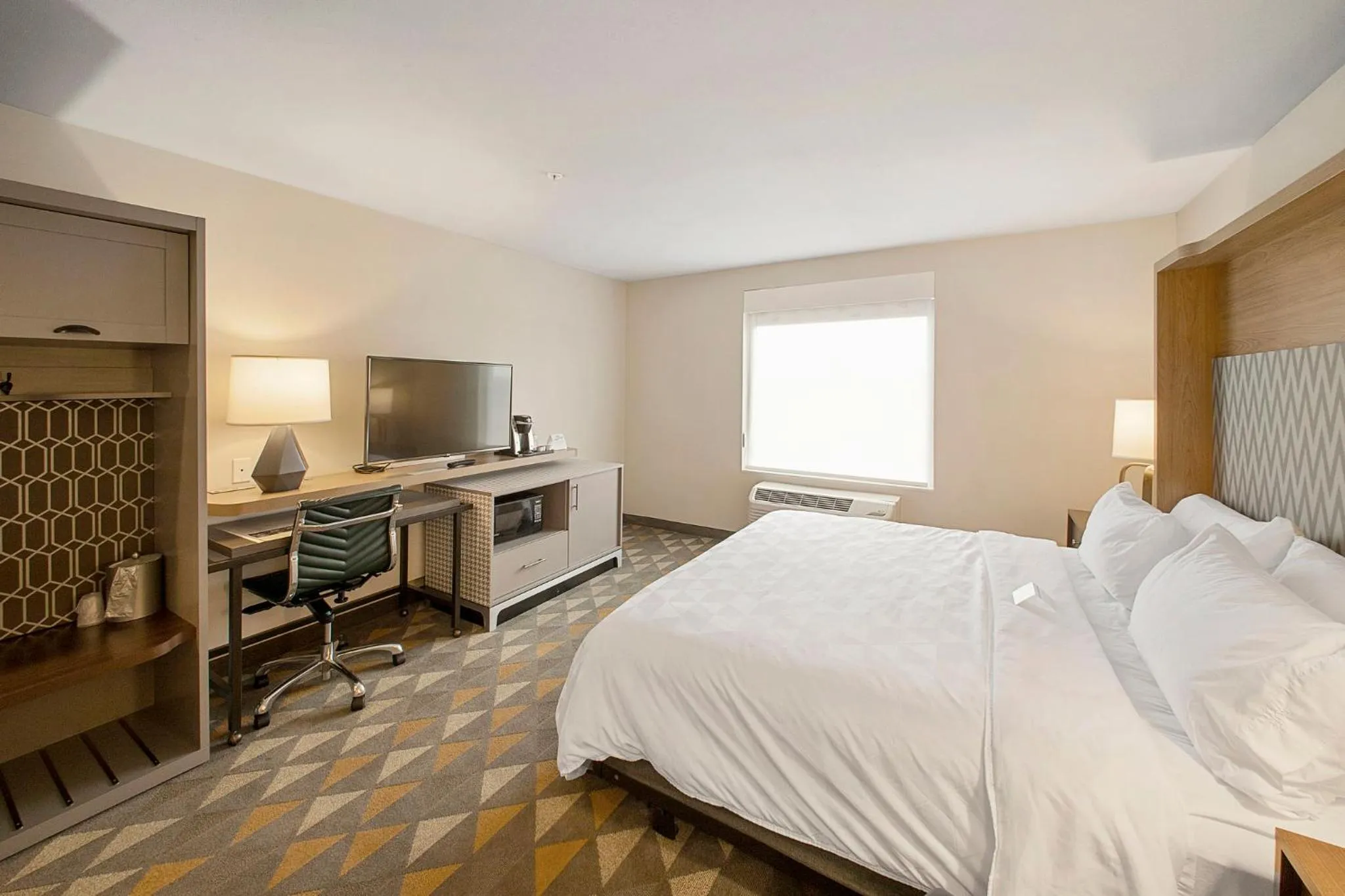 Photo of the whole room, Bed in Holiday Inn & Suites Decatur-Forsyth by IHG