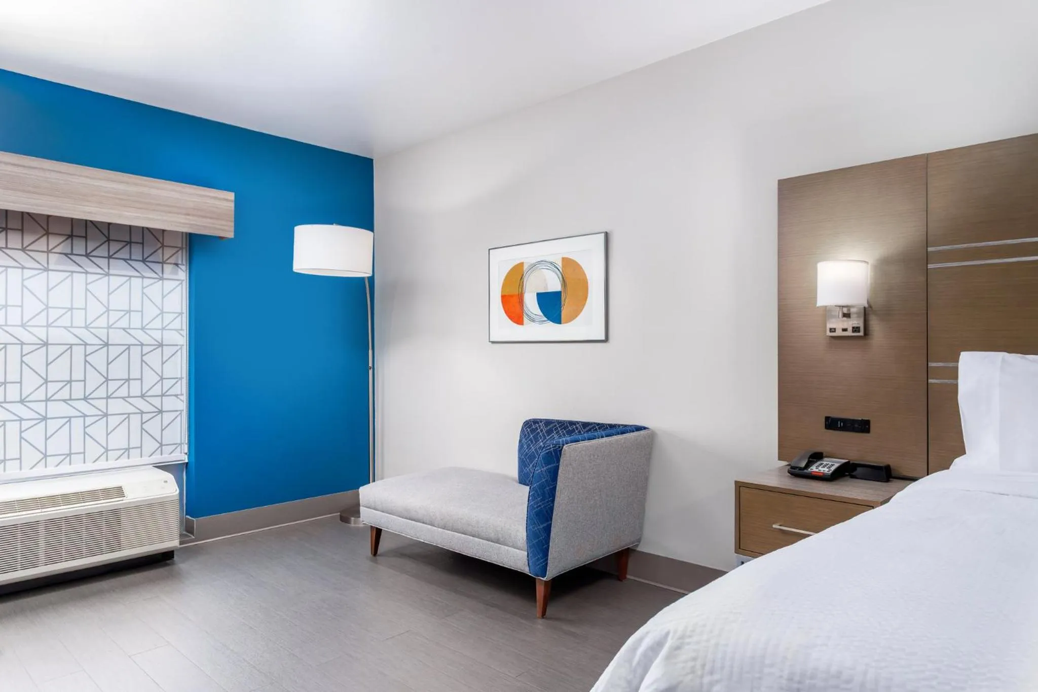 Photo of the whole room, Bed in Holiday Inn Express & Suites Memphis Arpt Elvis Presley Blv by IHG